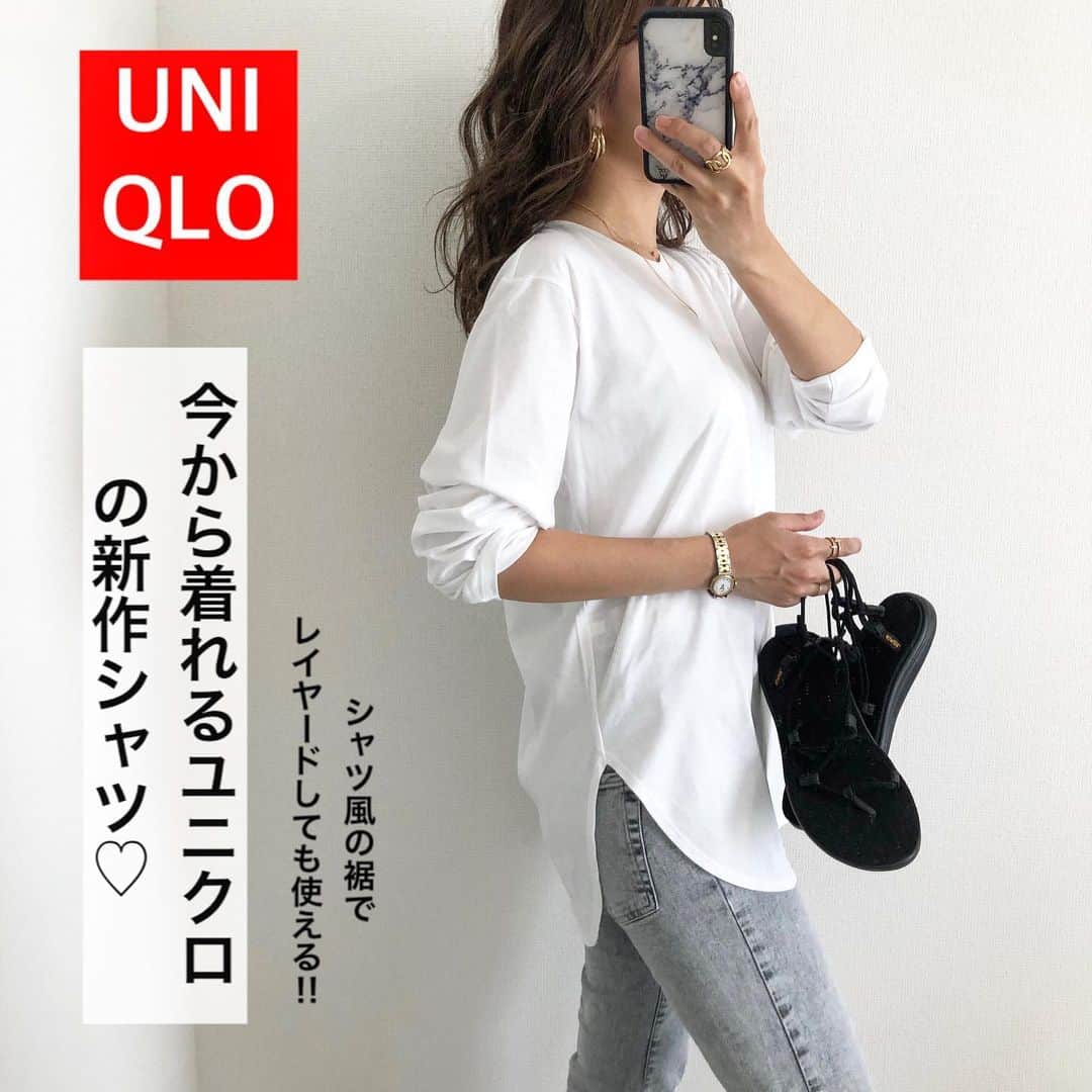 Miyoのインスタグラム：「2020.8.9 ・ いろんなトップスのインナーに使える UNIQLOの新作シャツ🤍 薄手なので1枚で今からでも着れます☺️ 丈が長めでお尻周りが隠れるのも🙆🏻‍♀️✨ 秋冬はトップスの下に着て白Tのレイヤードコーデを楽しみたいなぁ🥰 ・ DMで透け感のあるトップスの時のインナーについてよく質問を頂くのですが、白やベージュのカップ付きキャミソールを着ていますよ♡ 詳しくはブログに書いてます☺️♥️ ・ コットンロングシャツテールT…#UNIQLO#ユニクロ デニム…#zara サンダル…#teva バッグ… @ayako_bag ピアス…#ザラ ネックレス・リング…blogに載せてます♡ ・ ・ ・ #ユニクロ購入品#UNIQLOコーデ#ユニクロコーデ#ザラコーデ#ザラジョ#夏コーデ#今日のコーデ#ママコーデ#ママファッション#プチプラ#プチプラコーデ#プチプラファッション#着回しコーデ#シンプルコーデ#カジュアルコーデ#デニムコーデ#30代コーデ#大人カジュアル#大人可愛い」