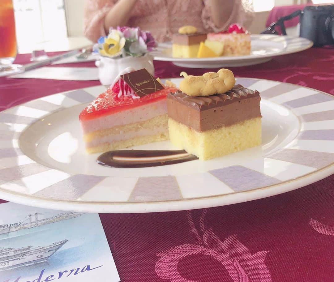 樋口なづなさんのインスタグラム写真 - (樋口なづなInstagram)「🕊 みんなはなにケーキがいちばんすき？ チョコのほう美味しすぎた〜 ˊᵕˋ🧁🥣 . . . #クルージング #シンフォニークルーズ #cruising #お台場 #odaiba #ケーキ #cake #船 #🎂」8月9日 21時38分 - nazuna_higuchi