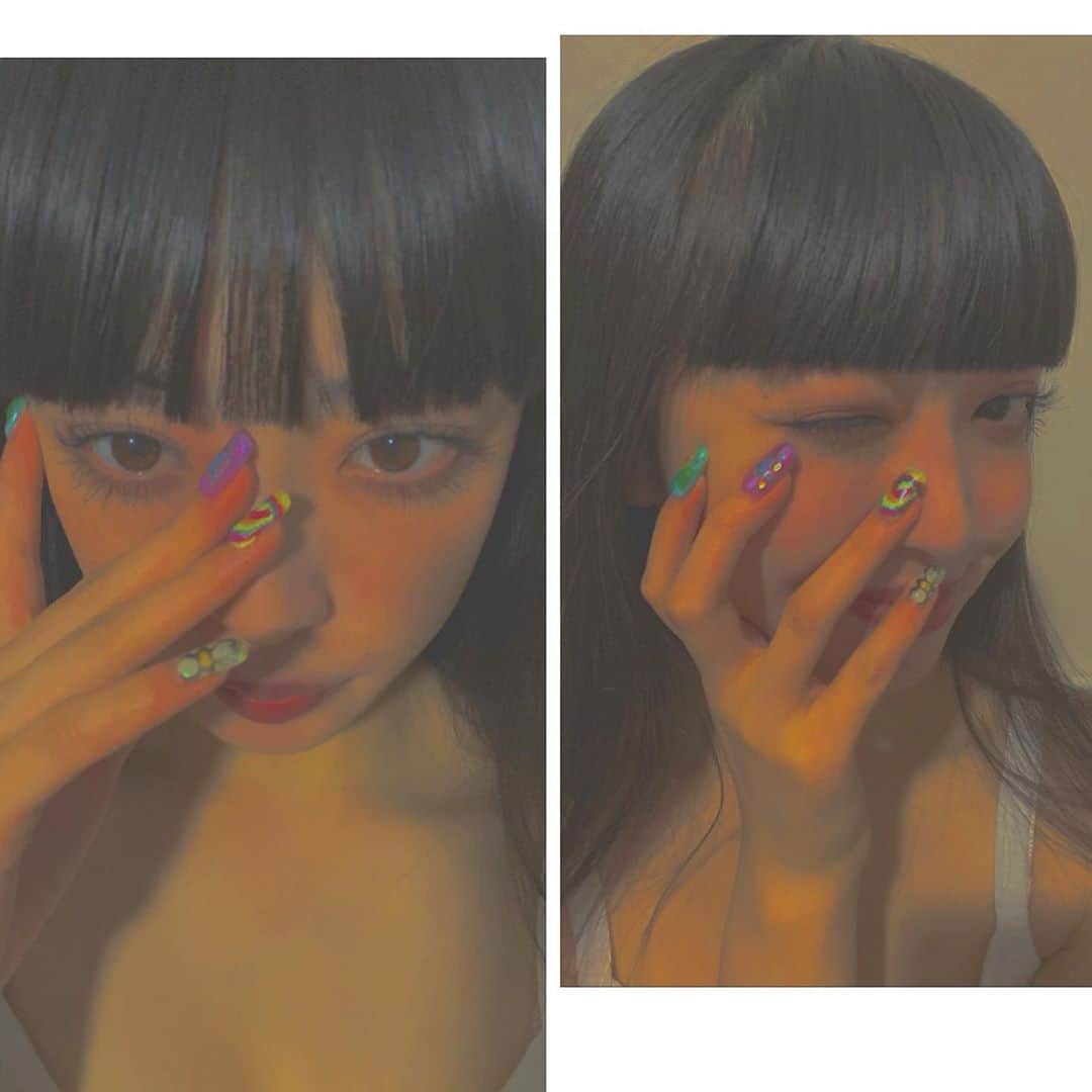 セナのインスタグラム：「🌺🌺🌺 . . . . . . . . . . . . . . . #黒髪スーパーロング #黒髪 #黒髪ロング #ロングヘア #スーパーロング #前髪  #赤リップ #ぱっつん前髪 #ワイドバング #撮影 #作品撮り #streetfashion #サロモ #サロンモデル #古着  #ootd #ootdfashion #ストリートファッション #streetstyle #いいね返し #instagood #instalike #ストレートヘア #therollingstones #ootd4nylonjp #自撮り #selfie #streetphotography #90s #セナ」