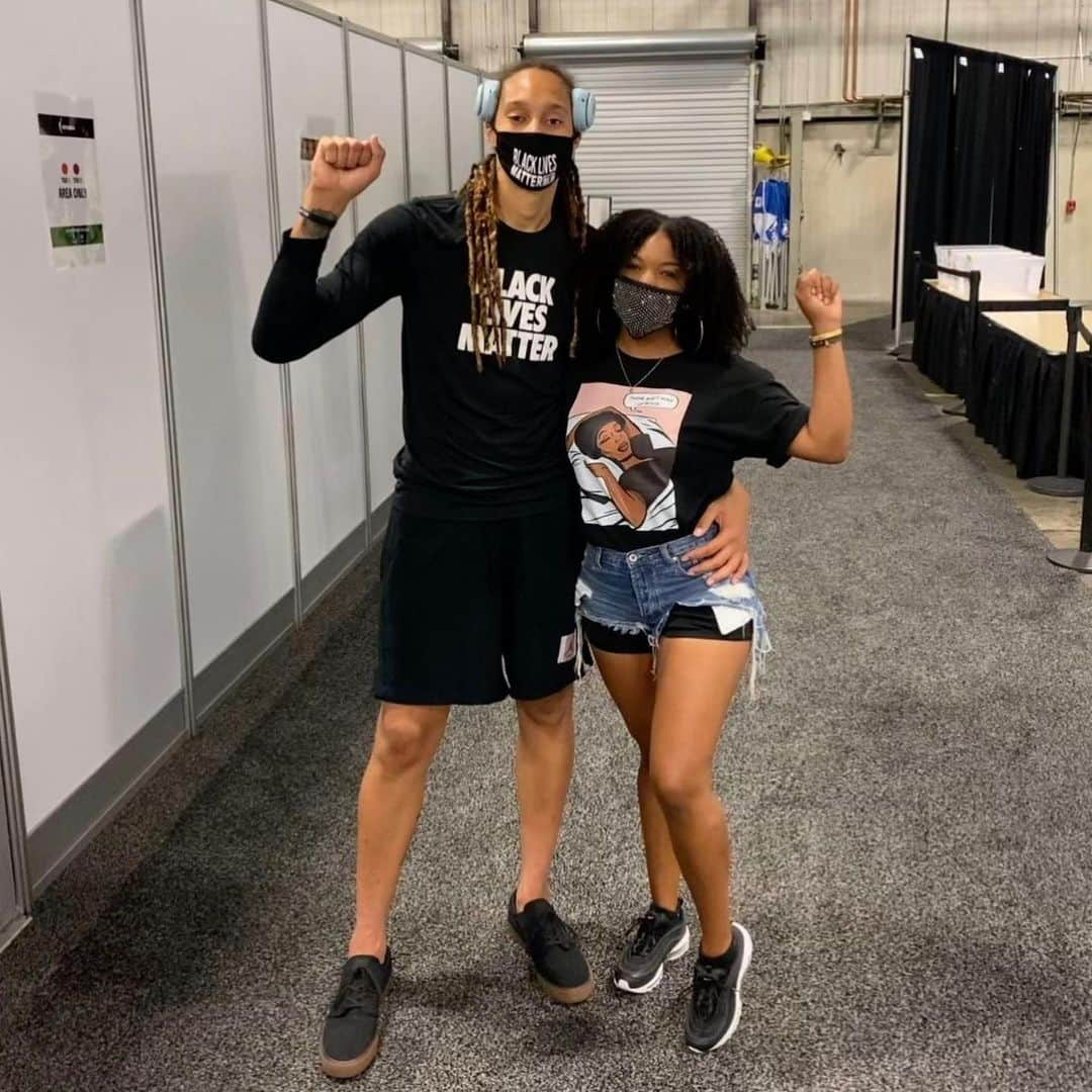 ブリトニー・グリナーさんのインスタグラム写真 - (ブリトニー・グリナーInstagram)「✊🏾ISSA MOVEMENT ✊🏾 S/O to @thatonebria for my wife’s amazing shirt! “Thank God I Woke up Black” 💯」8月10日 8時36分 - brittneyyevettegriner