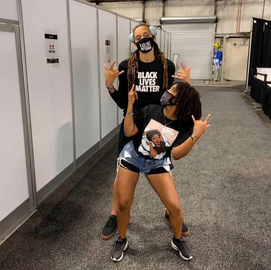 ブリトニー・グリナーのインスタグラム：「✊🏾ISSA MOVEMENT ✊🏾 S/O to @thatonebria for my wife’s amazing shirt! “Thank God I Woke up Black” 💯」