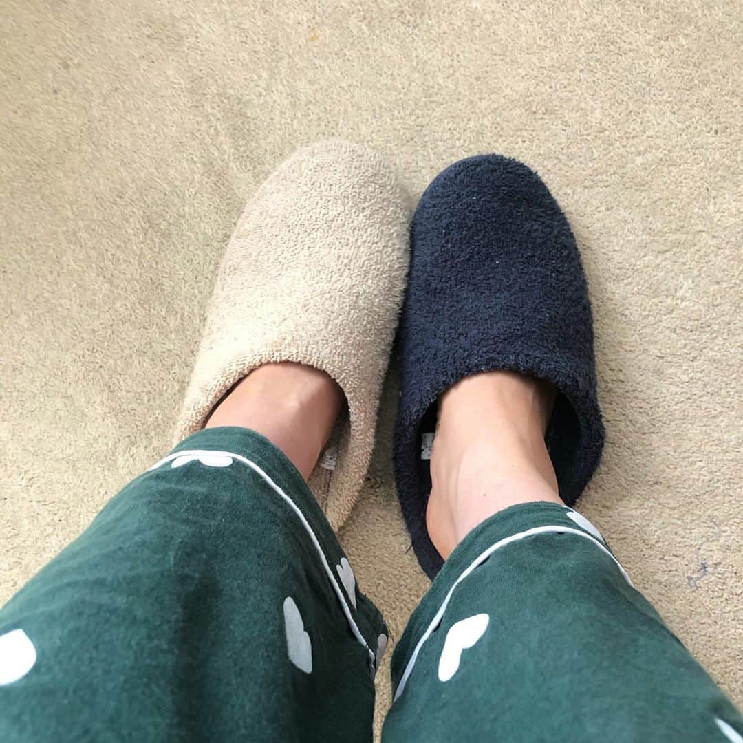 馬渕史香のインスタグラム：「朝ごはん食べ終わって、ふと足元見たらこうなってました . #あしざわ家」