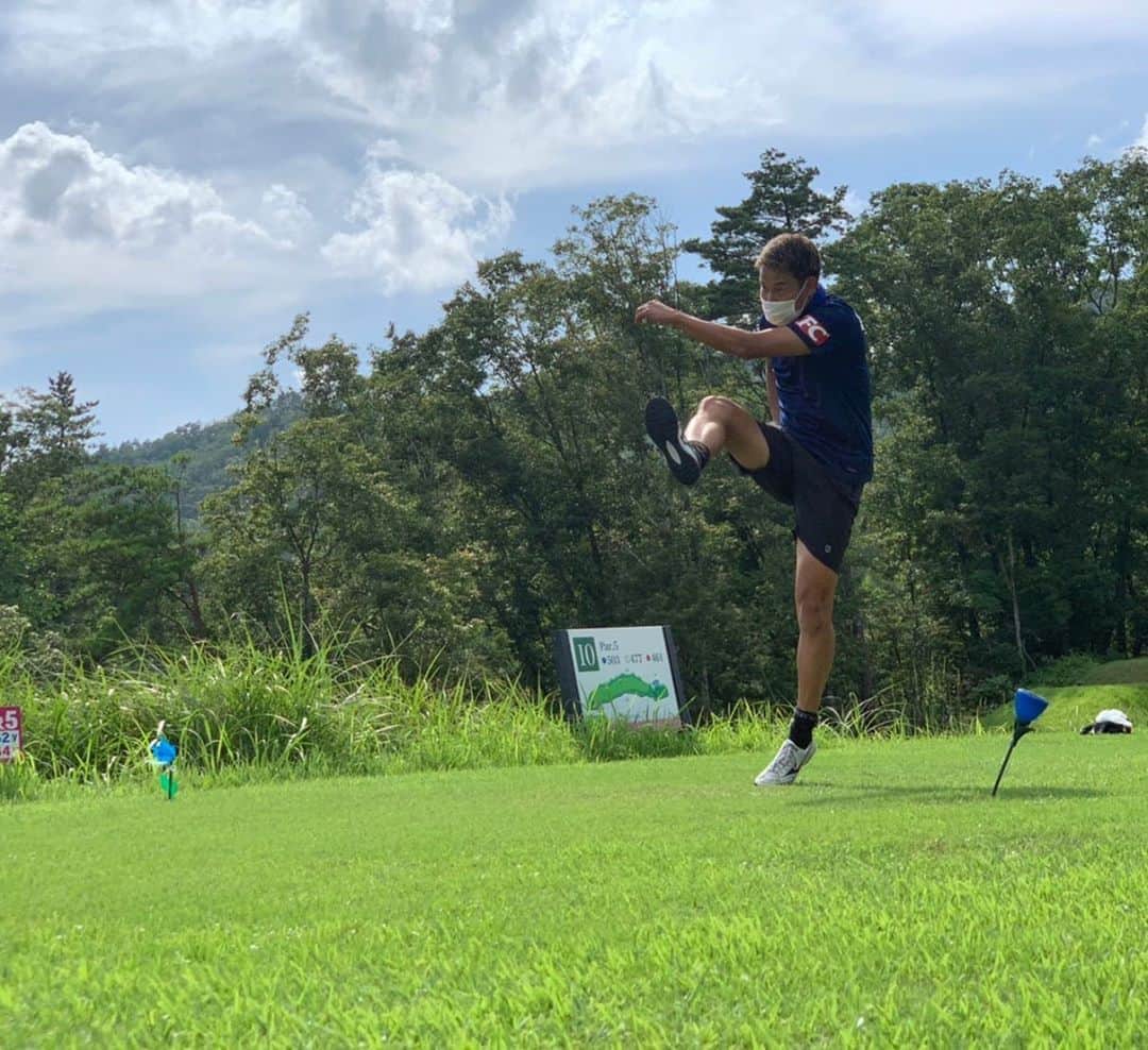 マキヒカのインスタグラム：「フットゴルフわず⛳️ フットゴルフしたことあるひとRT🙋‍♂️💕 #どんなフォームやねん #こんなフォームのやつは飛ばん #フォームがカタカナのヲ」