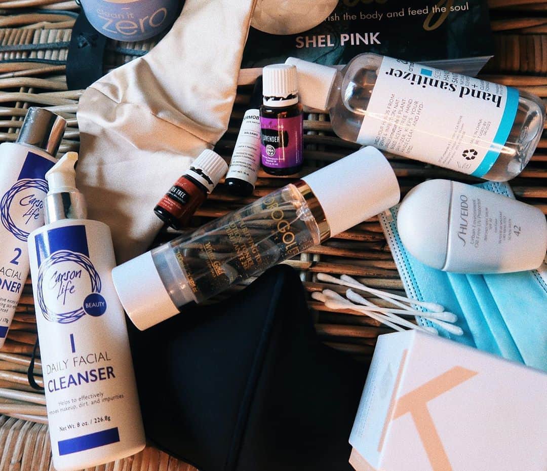 Ana Brenda Contrerasのインスタグラム：「¿Que pasa cuando la irritación , la grasa, el sudor y batería se acumula debajo de tu tapabocas ? Se origina el #MASKNE  Mask + acné ¿les está sucediendo? Los productos que utilizo y como podemos cuidarnos la piel más que nunca en esta “ nueva normalidad” en mi canal de YouTube  Link en Bio 💥 ( disclaimer : vayan a un dermatólogo yo solo hablo desde mi experiencia )   Los quiero  A💫」