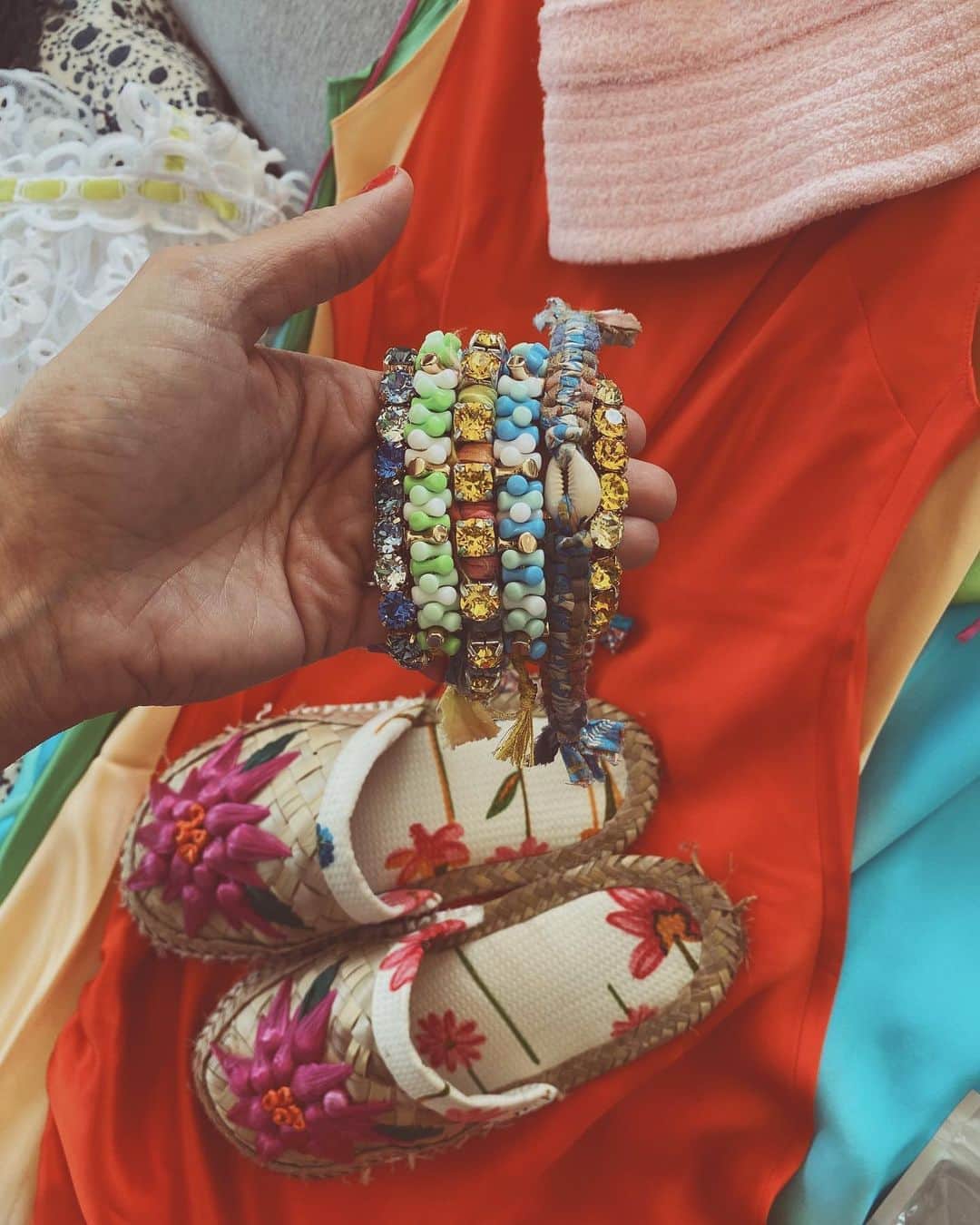 ダニジョーのインスタグラム：「🎨🌙🏖🌺🍊🐚」