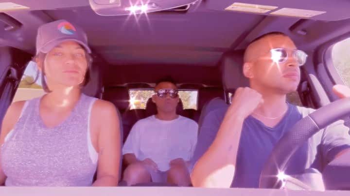 ジェシカ・ゾアのインスタグラム：「This is what we do at stoplights ... #TapIn」
