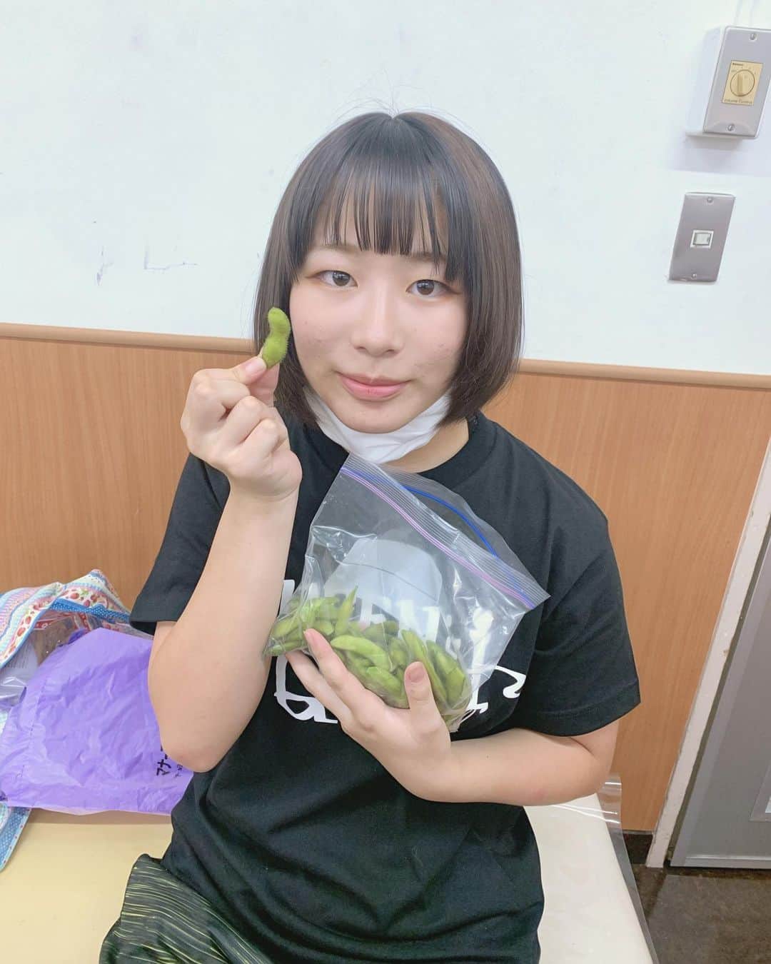 のインスタグラム：「枝豆好き仲間な妃南さん💙♛ #STARDOM #QQ #今日の枝豆」