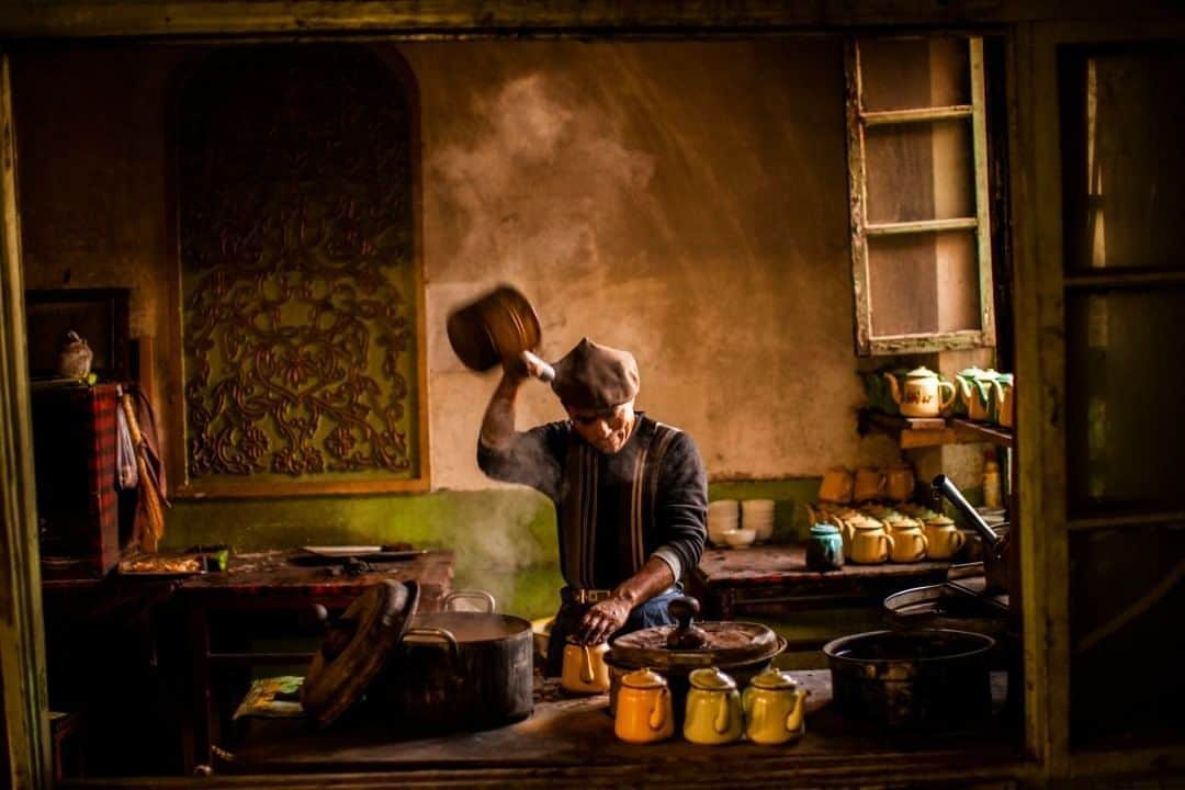 ナショナルジオグラフィックさんのインスタグラム写真 - (ナショナルジオグラフィックInstagram)「Photo by @michaelchristopherbrown  A man pours tea into kettles at Ostang Boi, known as the Hundred-Year-Old Tea House, in the Old City of Kashgar, China. One of the settings for the 2007 American movie "The Kite Runner," Ostang Boi is known for brewing various kinds of tea not only from across the country but also elsewhere in the world, including fruit tea from Germany and Iran and Turkish black tea. For more than 2,000 years, Kashgar has been an epicenter of trade and cultural exchange, strategically located along the Silk Road. Before much of its destruction, Kashgar’s Old City was called the “best-preserved example of a traditional Islamic city to be found anywhere in central Asia,” according to architect and historian George Michell. When I was there, in 2009, large sections of the old city were being bulldozed. Today, though just a small section of the original city remains, the vital spirit of the Uyghur people who inhabit the area can be seen. Follow @michaelchristopherbrown for more human stories around the world.」8月10日 7時36分 - natgeo