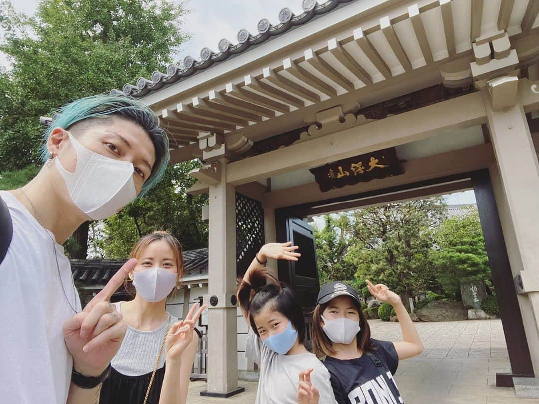 雅-MIYAVI-さんのインスタグラム写真 - (雅-MIYAVI-Instagram)「Summer Zen Experience! Visited a temple for weekend mediation. It’s all about breath and flow. And it’s been always in us. So grateful 🙏🏻 禅体験をしに龍雲寺さんへ。キッズたちにとってもはじめての座禅や写経、茶道など、丁寧に手ほどきをしていただきました。禅って、奥が深いと同時に、すごくシンプル。いろいろな学びと気づきをありがとうございました🙌🏻🙌🏻😃💯」8月10日 7時35分 - miyavi_ishihara