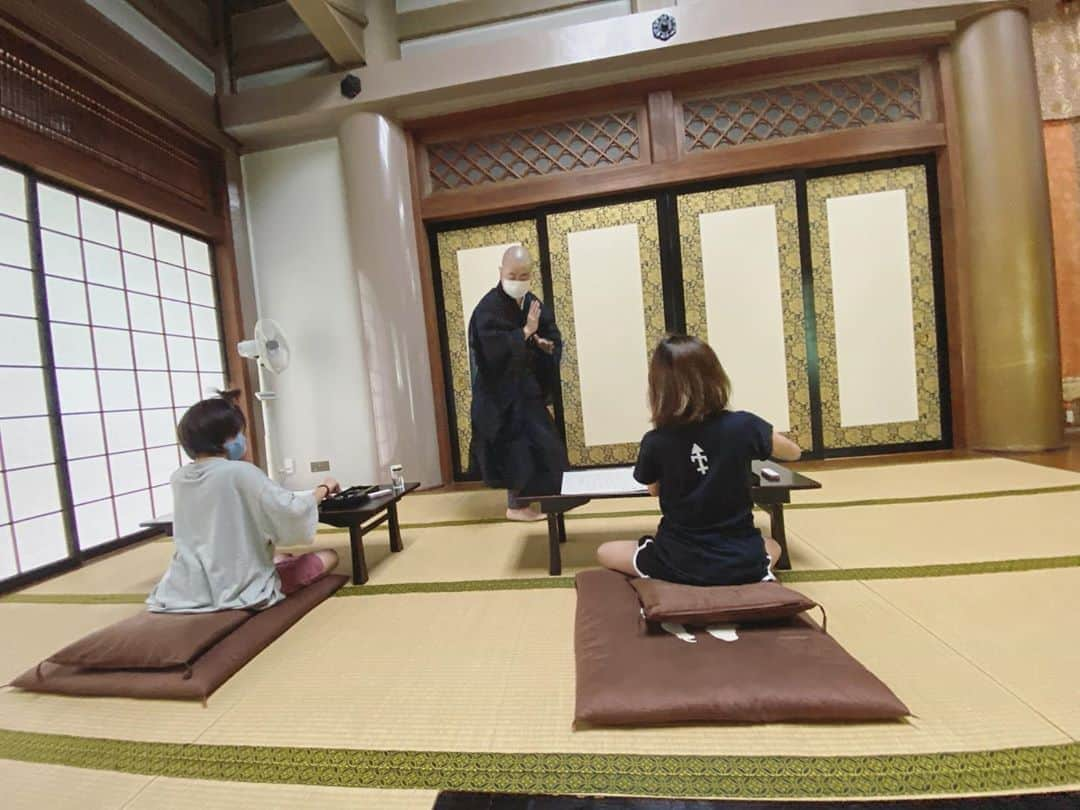 雅-MIYAVI-さんのインスタグラム写真 - (雅-MIYAVI-Instagram)「Summer Zen Experience! Visited a temple for weekend mediation. It’s all about breath and flow. And it’s been always in us. So grateful 🙏🏻 禅体験をしに龍雲寺さんへ。キッズたちにとってもはじめての座禅や写経、茶道など、丁寧に手ほどきをしていただきました。禅って、奥が深いと同時に、すごくシンプル。いろいろな学びと気づきをありがとうございました🙌🏻🙌🏻😃💯」8月10日 7時35分 - miyavi_ishihara