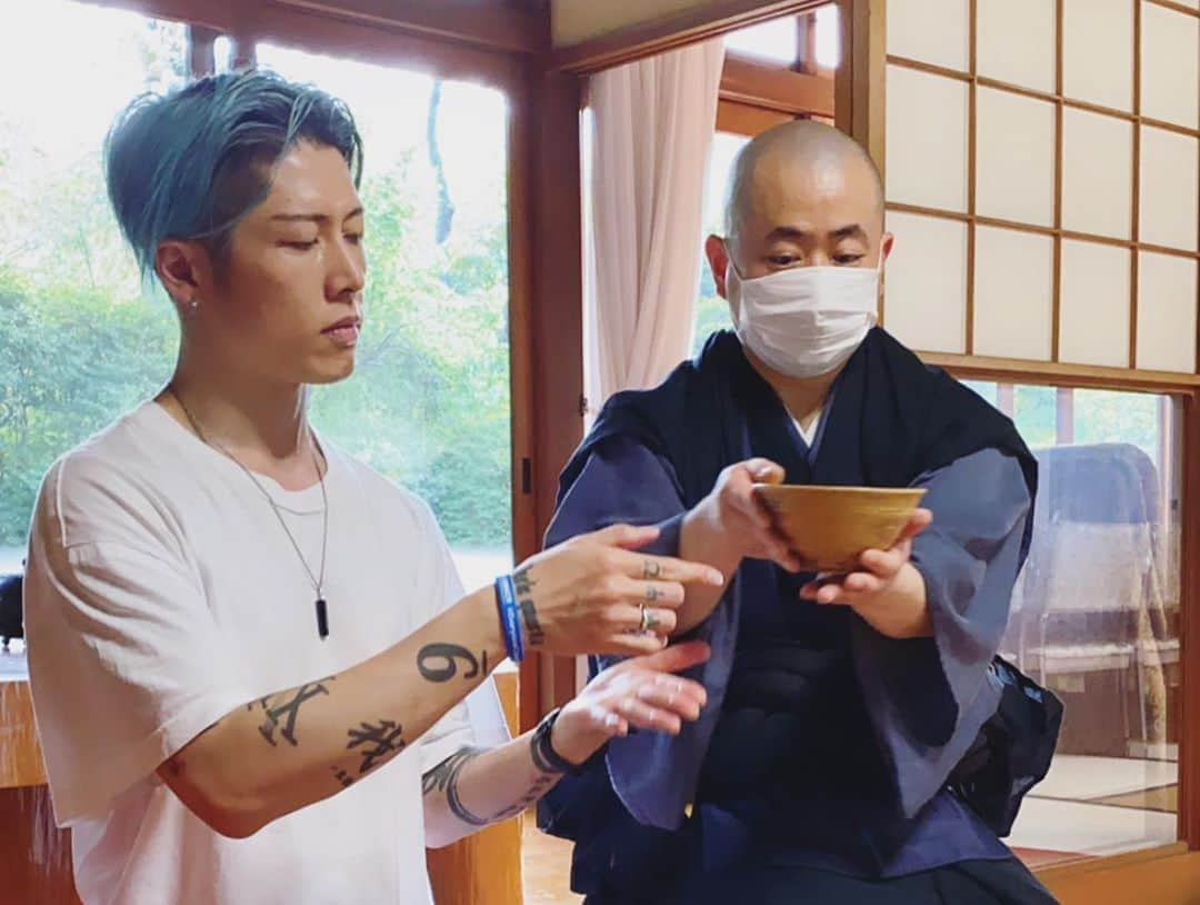 雅-MIYAVI-さんのインスタグラム写真 - (雅-MIYAVI-Instagram)「Summer Zen Experience! Visited a temple for weekend mediation. It’s all about breath and flow. And it’s been always in us. So grateful 🙏🏻 禅体験をしに龍雲寺さんへ。キッズたちにとってもはじめての座禅や写経、茶道など、丁寧に手ほどきをしていただきました。禅って、奥が深いと同時に、すごくシンプル。いろいろな学びと気づきをありがとうございました🙌🏻🙌🏻😃💯」8月10日 7時35分 - miyavi_ishihara