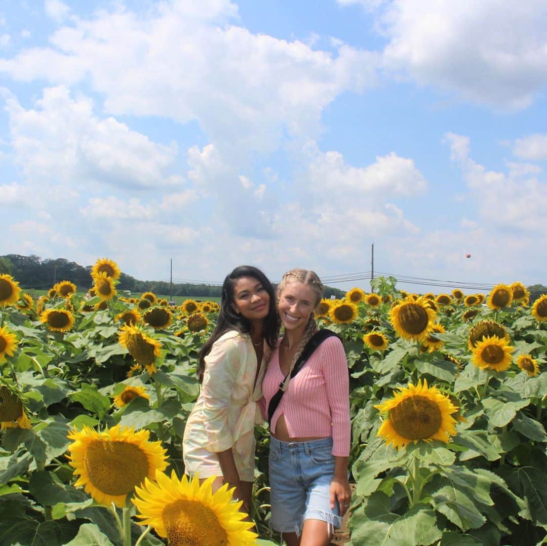 シャネル・イマンのインスタグラム：「Happy Sunday ❤️🌻 @annacongdon」
