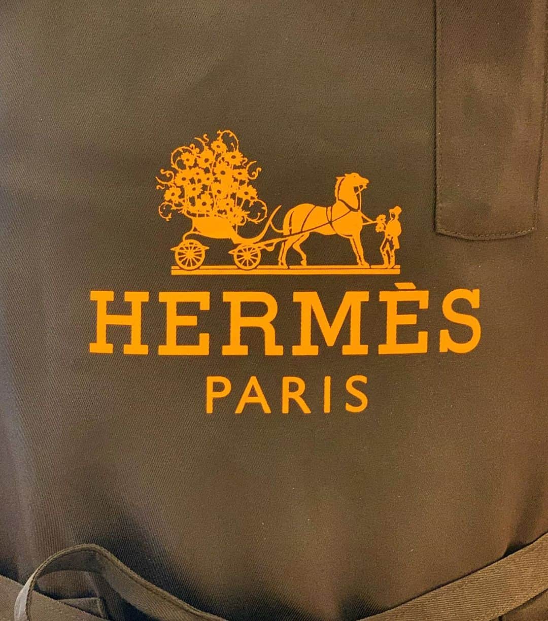 のインスタグラム：「Flower installation for HERMES Marunouchi renewal open   #amkk #amkkproject #makotoazuma #azumamakoto #東信花樹研究所 #東信 #jardinsdesfleurs #shiinokishunsuke #flowerart #flower #flowers #hermes #エルメス #エルメス丸の内 #エルメス丸の内店リニューアルopen」