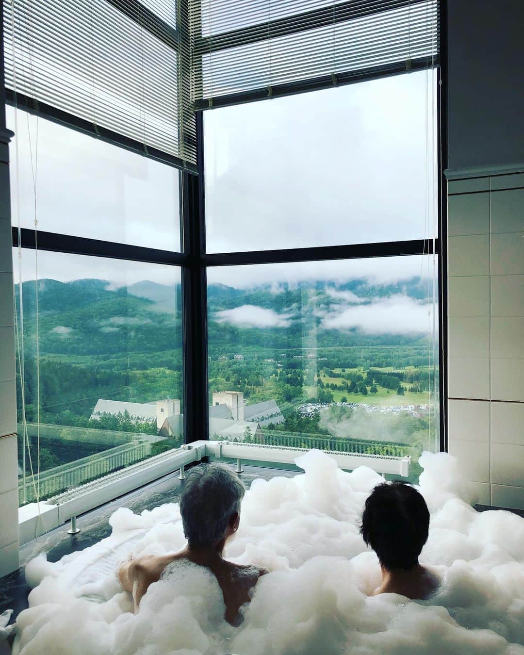 やまだひさしさんのインスタグラム写真 - (やまだひさしInstagram)「雲海テラス残念！ 部屋に戻って泡で雲海ごっこして終了w 健康でいれば何回でも来れる！ってことで。 さてお次は母の故郷、富良野へ。 #やまだひさし　#ラジオ　#DJ #グルメ　#ノマド　#帰省中　#親子旅 #北海道　#トマム　#雲海　#運かい？」8月10日 7時37分 - yamadamic