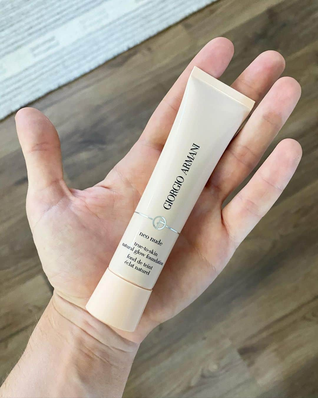 アダム・リッポンさんのインスタグラム写真 - (アダム・リッポンInstagram)「Just some after and before action with the Neo Nude Foundation by @armanibeauty 🙆🏼‍♂️ a little bit goes a long way. I use it every day it helps me feel ready for the day and the best version of myself. Also, we all deserve full brows. #ArmaniNeoNude #ArmaniBeauty #ArmaniPartner」8月10日 7時37分 - adaripp