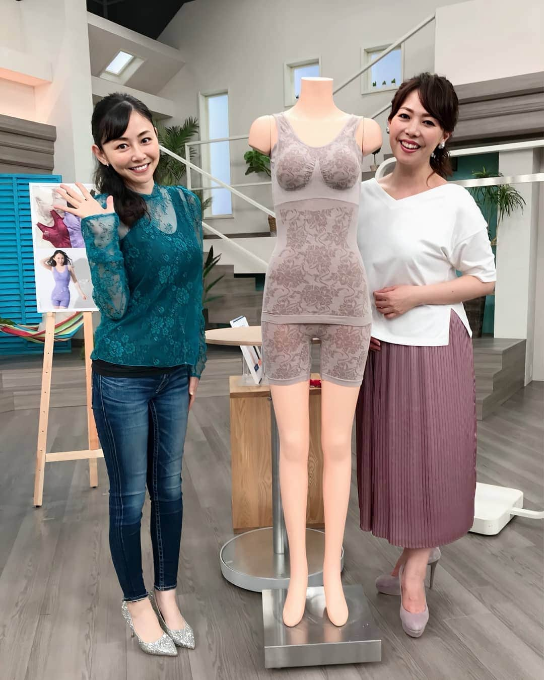 杉原杏璃さんのインスタグラム写真 - (杉原杏璃Instagram)「QVC！！  今日も。。。QVC📺  【Andijur】アンディジュールのバージョンアップのお披露目しています。。  深夜から明け方のオンエアは終わりました✨  ナビゲーターの古沢さんには夜帯お世話になりました♡  続いて。。。  朝からは。。。。。  8時から9時 11時から12時 14時から15時 （うち20分） 17時から18時 20時から21時 （うち20分） 22時から23時  生放送頑張ります！！  味噌汁飲みたいな〜 やっぱり日本人だわ〜(*´∀｀*)  #japan  #LOVE  #love  #instagood  #YOLO  #new  #look  #follow  #happy  #fun  #funny 　#smile  #beauty  #swag  #girl  #girls  #me  #fashion  #アンラブ  #ANdRIDE  #グラビア  #アイドル  #グラドル  #グラビアアイドル  #anrisugihara  #杉原杏璃  #QVC #Andijur」8月10日 7時41分 - anri.sugihara.anri