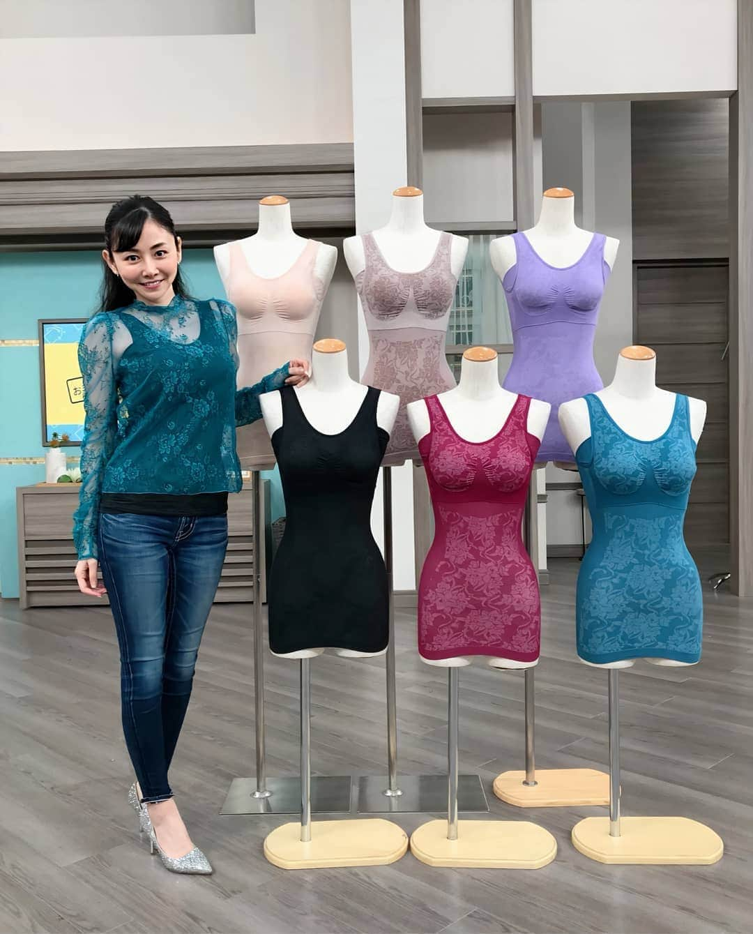 杉原杏璃さんのインスタグラム写真 - (杉原杏璃Instagram)「QVC！！  今日も。。。QVC📺  【Andijur】アンディジュールのバージョンアップのお披露目しています。。  深夜から明け方のオンエアは終わりました✨  ナビゲーターの古沢さんには夜帯お世話になりました♡  続いて。。。  朝からは。。。。。  8時から9時 11時から12時 14時から15時 （うち20分） 17時から18時 20時から21時 （うち20分） 22時から23時  生放送頑張ります！！  味噌汁飲みたいな〜 やっぱり日本人だわ〜(*´∀｀*)  #japan  #LOVE  #love  #instagood  #YOLO  #new  #look  #follow  #happy  #fun  #funny 　#smile  #beauty  #swag  #girl  #girls  #me  #fashion  #アンラブ  #ANdRIDE  #グラビア  #アイドル  #グラドル  #グラビアアイドル  #anrisugihara  #杉原杏璃  #QVC #Andijur」8月10日 7時41分 - anri.sugihara.anri