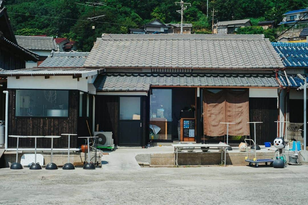 ひとみさんのインスタグラム写真 - (ひとみInstagram)「#六島浜醸造所  ・ ・ 昨日のこと。 ・ 今年の夏は旅行もキャンセルしたし、どこにも行けないねぇ…と。 中国5県からのお願いにもあったので、せめて県内の近場で子供達に夏らしい思い出を…という事で、岡山県最南端の六島に行って来ました！ ・ 六島浜醸造所を拠点に、大人は六島の地ビールをたのしみ、子供達はお友達と海遊び😂💓 ・ クラゲが多くて、はじめはキャーキャー逃げながら海に入っていたけれど、クラゲのいないスポットを見つけてからは安心してチャプチャプしてました☺️ ・ わたしは泳げないから、1杯飲んでは🍺水際でシーグラス拾いに精を出し😂 ・ 夏休み中に、子供達とシーグラスで何か工作が出来たらいいなぁ〜☺️ 何かいいアイデアありませんか？ ・ 大人も子供も大満喫の1日でした。 次は民泊とかして、ゆっくり過ごしてみたい🥰 ありがとうございました！！ ・ ・ @mushima_hama_brewery  #ドラム缶会議 #麦のはじまり #六島 の塩で食べる #たこ天」8月10日 7時50分 - amehtm