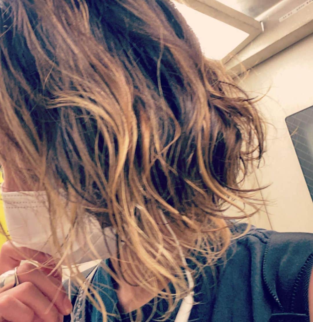 西山茉希さんのインスタグラム写真 - (西山茉希Instagram)「髪の夏休みが終わりを告げる日。  #短かったな #仕方ない #ケセラセラ  またなんかしよーっと。 次考えとこーっと。  #毛布持ち番 #ぐんもです」8月10日 7時51分 - maki.nshiyama50