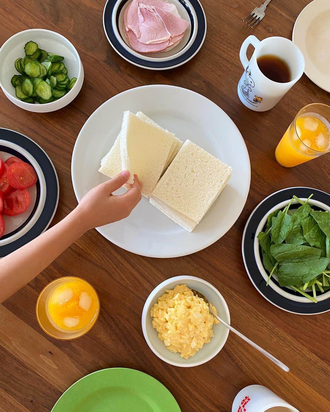 渡辺佳子さんのインスタグラム写真 - (渡辺佳子Instagram)「今日の朝ごはんは、自分で作るサンドウィッチ。  2枚目。 なるほど😂トマト上のせね。  #子供の発想は面白い #今日の朝ごはん #自分で作る #サンドウィッチ」8月10日 8時01分 - yoshicowatanabe