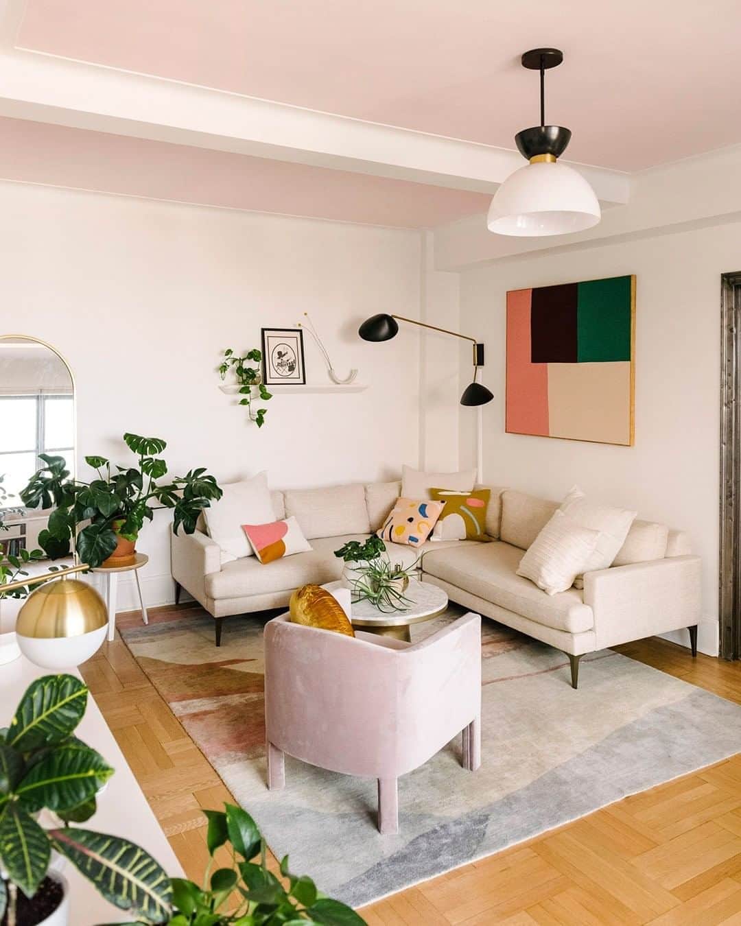 west elmさんのインスタグラム写真 - (west elmInstagram)「Hello to @bollymernard's pink ceiling 👋 and the rest of this happy modern living room, outfitted by the #DesignCrew with @westelmdumbo! Link in bio to tour the full space and to book your own free #WestElmDesignCrew appointment. (P.S. The art is by @ethan__cook and the closest @sherwinwilliams paint color match is Pink Vibernum SW 7108 on the ceilings and Snowbound SW 7004 on the walls 🎨)」8月10日 8時01分 - westelm
