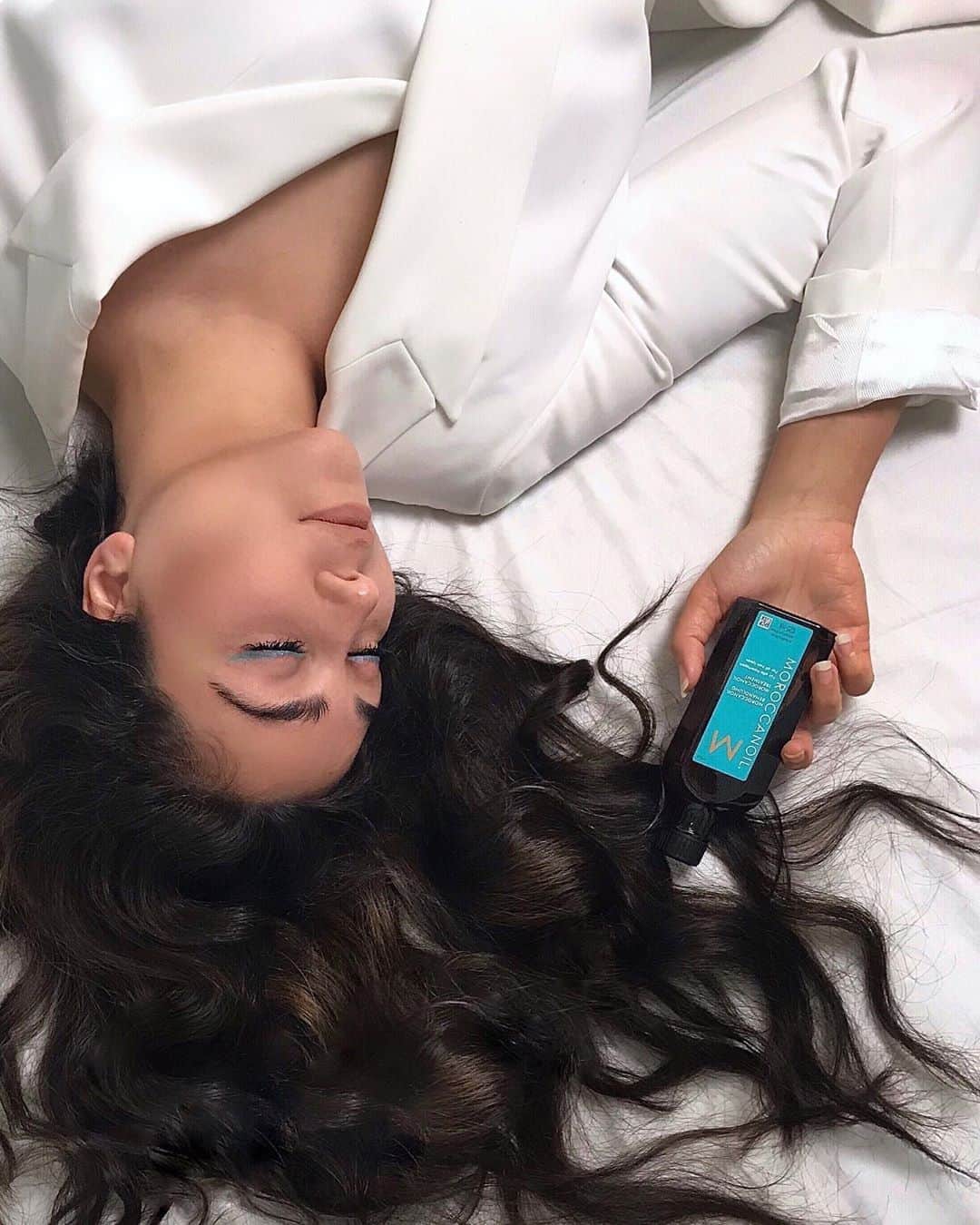 Moroccanoilさんのインスタグラム写真 - (MoroccanoilInstagram)「How we sleep knowing we’ve got a full bottle of Moroccanoil Treatment on deck...😴💙 Try it to smooth flyaways, boost softness and shine, and reduce frizz.   📷: @fufukhann #arganeveryday」8月10日 8時00分 - moroccanoil