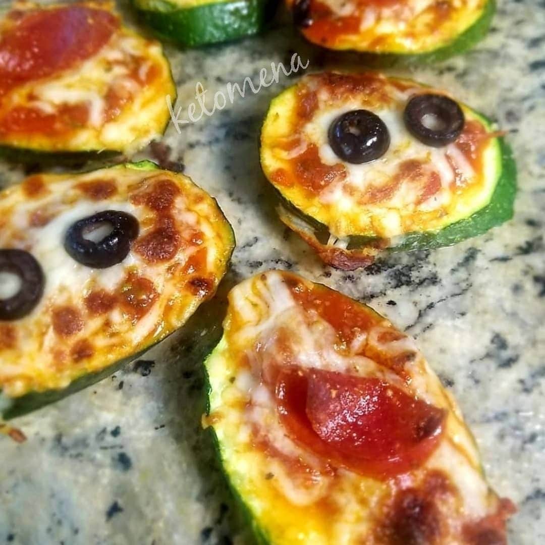 Flavorgod Seasoningsさんのインスタグラム写真 - (Flavorgod SeasoningsInstagram)「Zucchini pizza bites 😉⁠ -⁠ Customer:👉 @ketomena⁠ Seasoned with:👉 #Flavorgod Garlic Lovers & Pizza Seasoning⁠ -⁠ KETO friendly flavors available here ⬇️⁠ Click link in the bio -> @flavorgod⁠ www.flavorgod.com⁠ -⁠ Friends these are so good! 🤩 😁⁠ 1 Zucchini made 12 bites👌⁠ I used⁠ 1 Zucchini⁠ Raos Marinara⁠ @flavorgod Garlic Lovers & Pizza Seasoning⁠ Shredded Mozzarella⁠ Grated Cheese⁠ Pepperoni⁠ Black olives⁠ Cut my Zucchini into slices on a diagonal, put a little sauce, mozzarella & grated cheese on each slice, then topped half with pepperoni and half with black olives. Put under broiler for 4 mins. 👌⁠ -⁠ Flavor God Seasonings are:⁠ 💥ZERO CALORIES PER SERVING⁠ 🔥0 SUGAR PER SERVING ⁠ 💥GLUTEN FREE⁠ 🔥KETO FRIENDLY⁠ 💥PALEO FRIENDLY⁠ -⁠ #food #foodie #flavorgod #seasonings #glutenfree #mealprep #seasonings #breakfast #lunch #dinner #yummy #delicious #foodporn」8月10日 8時01分 - flavorgod