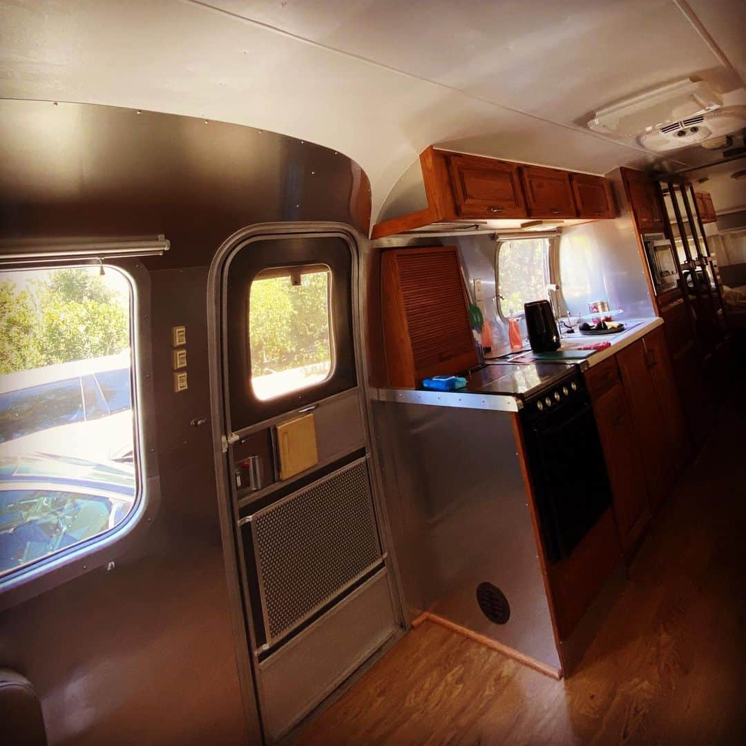 マイケル・ルーカーさんのインスタグラム写真 - (マイケル・ルーカーInstagram)「A lot of y’all folks wanted to get a few pics of the inside of my 1987 34 foot try axle  Airstream limited...Completely redone inside and out. I kept the classic travel trailer look while updating and modernizing everything else I could see and everything that I could not see. I have had this trailer since 1997 that is over 20 years 23 to be exact and I’ve kept it in really good shape all those years. all the new additions and upgrades and updates have all taken place over the past year. I will send more photos of the updating process a bit later on and introduce you all to the man who along with his team made this all happen. Enjoy the pictures💕💕💕」8月10日 8時03分 - michael_rooker