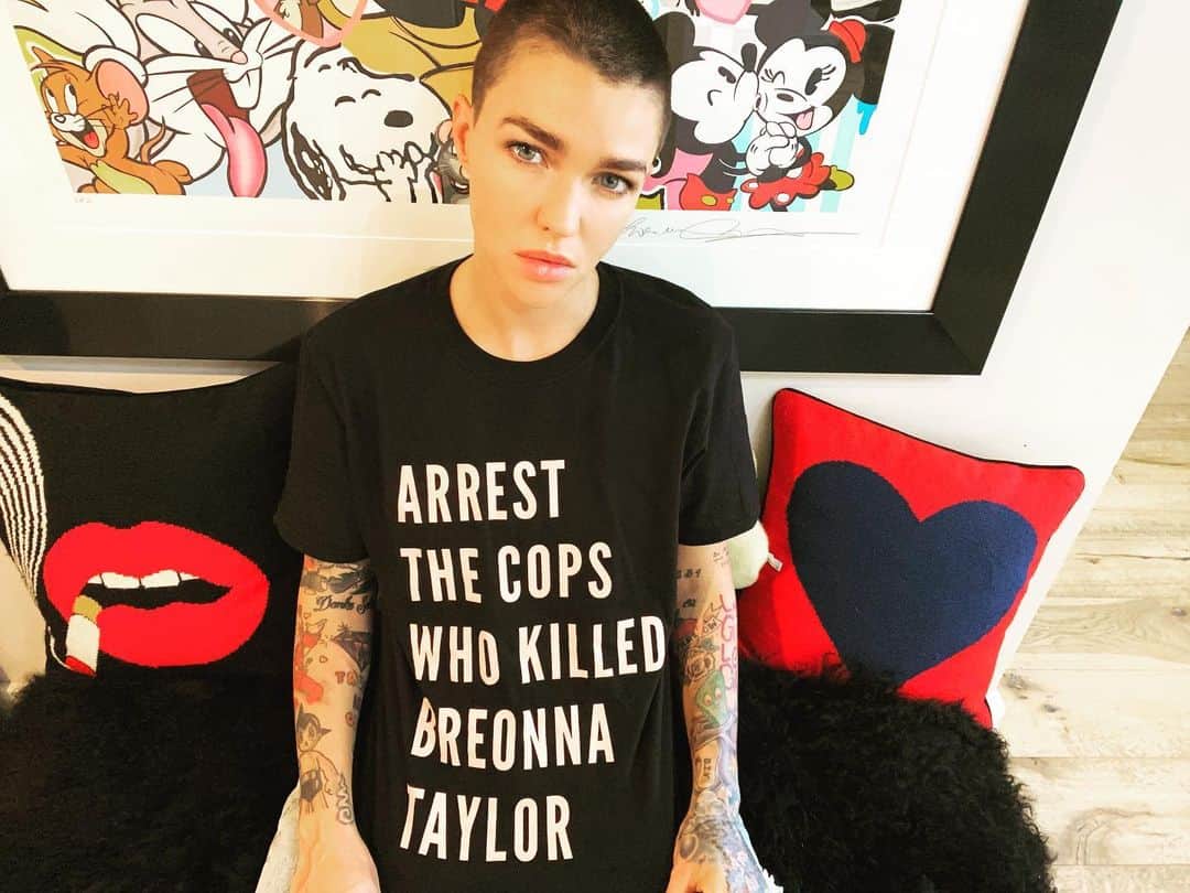 のインスタグラム：「It’s been 150 days since Breonna Taylor was murdered in her sleep by Jonathan Mattingly, Brett Hankison, and Myles Cosgrove—and her killers have not been charged. Too often Black women who die from police violence are forgotten. Let’s stay loud, keep demanding justice for Breonna and her family, and SAY HER NAME. This campaign and t-shirt was created by @phenomenal in partnership with the Breonna Taylor Foundation, to which all profits will be donated. (Art by @arlyn.garcia )」