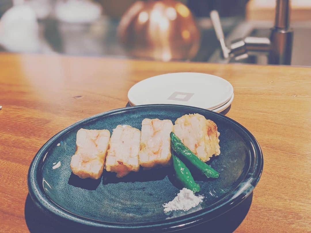 藤田敦子さんのインスタグラム写真 - (藤田敦子Instagram)「ㅤㅤ @aoyamagrand でのディナーは カウンターのみの和食のお店「SHIKAKU」。  たまたま時間的に私たちだけだったこともあり (早い時間で、食べ終わる頃にはお客様がちらほら。 とってもラッキーでした😘) 鉄板の目の前の特等席に座らせてもらえました✌️ ㅤㅤㅤ 1枚目のお好み焼きは、 店名のSHIKAKUにちなんで 四角い型に流し込んで 焼いてくれる海鮮お好み焼き。 わたし実はお好み焼き好きじゃないのだが (関西人やのにもんじゃ好き、納豆好き、 お好み焼きは美味しいところの以外は苦手🤣) これ美味しくてパクパクと食べました。 家のお好み焼きがこれだったら、 きっとお好み焼き好きになってたよ…笑 ㅤㅤㅤ その他トリュフと海老の焼売や れんこんの海老真丈はさみ揚げ、 お刺身などなど、最近また再燃した日本酒に 合うお食事をたらふくいただきました🙏 ここに載せてないものも食べたからね笑  鉄板焼きしてるお姉さんから 「よくお食べになりましたね」というお言葉頂戴しました🤣✌️」8月10日 8時07分 - blenda0305