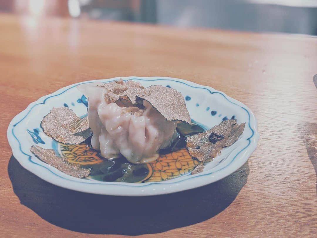 藤田敦子さんのインスタグラム写真 - (藤田敦子Instagram)「ㅤㅤ @aoyamagrand でのディナーは カウンターのみの和食のお店「SHIKAKU」。  たまたま時間的に私たちだけだったこともあり (早い時間で、食べ終わる頃にはお客様がちらほら。 とってもラッキーでした😘) 鉄板の目の前の特等席に座らせてもらえました✌️ ㅤㅤㅤ 1枚目のお好み焼きは、 店名のSHIKAKUにちなんで 四角い型に流し込んで 焼いてくれる海鮮お好み焼き。 わたし実はお好み焼き好きじゃないのだが (関西人やのにもんじゃ好き、納豆好き、 お好み焼きは美味しいところの以外は苦手🤣) これ美味しくてパクパクと食べました。 家のお好み焼きがこれだったら、 きっとお好み焼き好きになってたよ…笑 ㅤㅤㅤ その他トリュフと海老の焼売や れんこんの海老真丈はさみ揚げ、 お刺身などなど、最近また再燃した日本酒に 合うお食事をたらふくいただきました🙏 ここに載せてないものも食べたからね笑  鉄板焼きしてるお姉さんから 「よくお食べになりましたね」というお言葉頂戴しました🤣✌️」8月10日 8時07分 - blenda0305