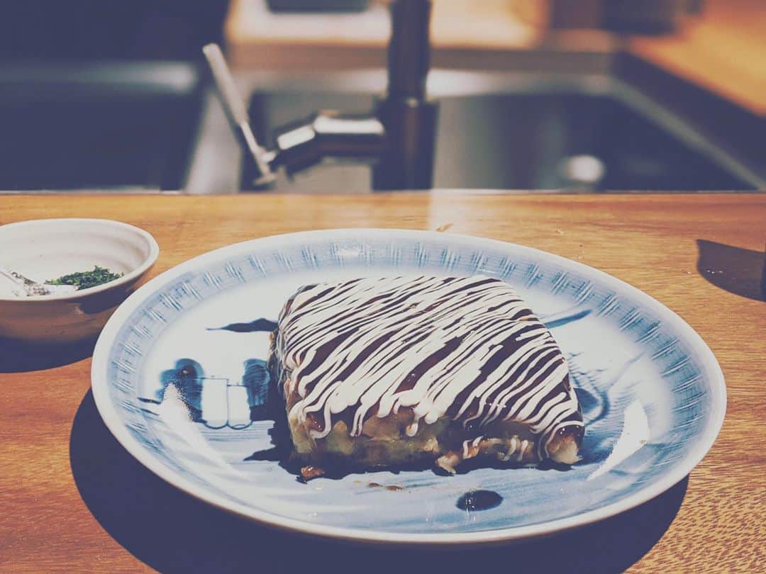 藤田敦子のインスタグラム：「ㅤㅤ @aoyamagrand でのディナーは カウンターのみの和食のお店「SHIKAKU」。  たまたま時間的に私たちだけだったこともあり (早い時間で、食べ終わる頃にはお客様がちらほら。 とってもラッキーでした😘) 鉄板の目の前の特等席に座らせてもらえました✌️ ㅤㅤㅤ 1枚目のお好み焼きは、 店名のSHIKAKUにちなんで 四角い型に流し込んで 焼いてくれる海鮮お好み焼き。 わたし実はお好み焼き好きじゃないのだが (関西人やのにもんじゃ好き、納豆好き、 お好み焼きは美味しいところの以外は苦手🤣) これ美味しくてパクパクと食べました。 家のお好み焼きがこれだったら、 きっとお好み焼き好きになってたよ…笑 ㅤㅤㅤ その他トリュフと海老の焼売や れんこんの海老真丈はさみ揚げ、 お刺身などなど、最近また再燃した日本酒に 合うお食事をたらふくいただきました🙏 ここに載せてないものも食べたからね笑  鉄板焼きしてるお姉さんから 「よくお食べになりましたね」というお言葉頂戴しました🤣✌️」