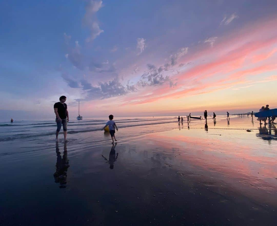 カヤ・スコデラリオさんのインスタグラム写真 - (カヤ・スコデラリオInstagram)「England decided to be ridiculously beautiful 5 days before we move. I’m gonna miss sunsets, pubs, sarcastically ripping into friends and singing along to Come On Eileen with strangers. 🌷❤️💕」8月10日 8時15分 - kayascods