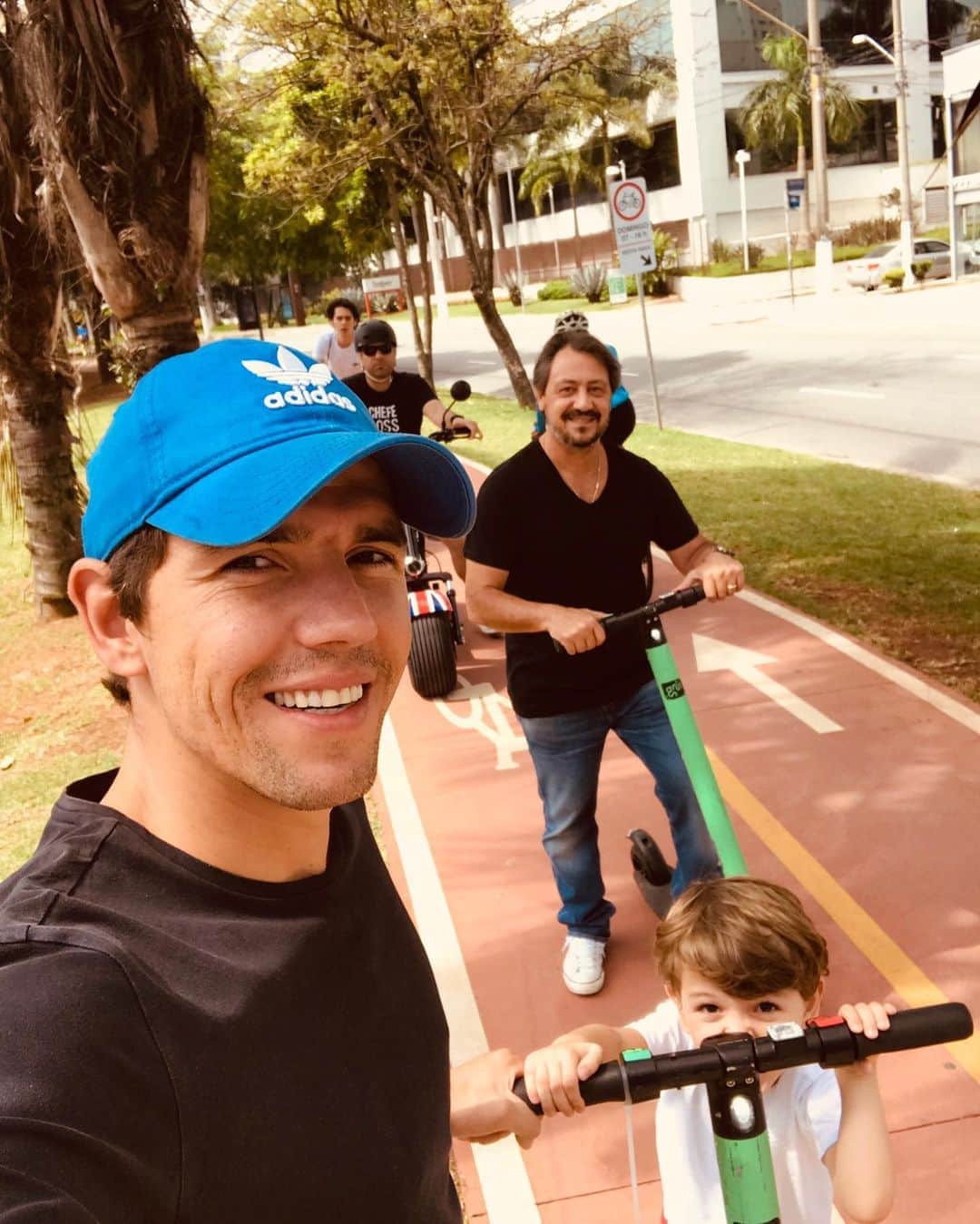 Glam4Youのインスタグラム：「Parabéns para os Pais dessa família ❤️ Que amamos muito ❤️ Ao meu pai, todo amor do mundo, sempre tivemos uma ligação de outras vidas e meu amor é imensurável. Obrigada por tudo, por tanto. 🤍 Ao Antônio, pai do meu outro amor, obrigada. Nem em meus sonhos mais distantes, poderia ter escolhido um melhor pai ao meu filho. Obrigada sempre. Amamos vc 🤍」