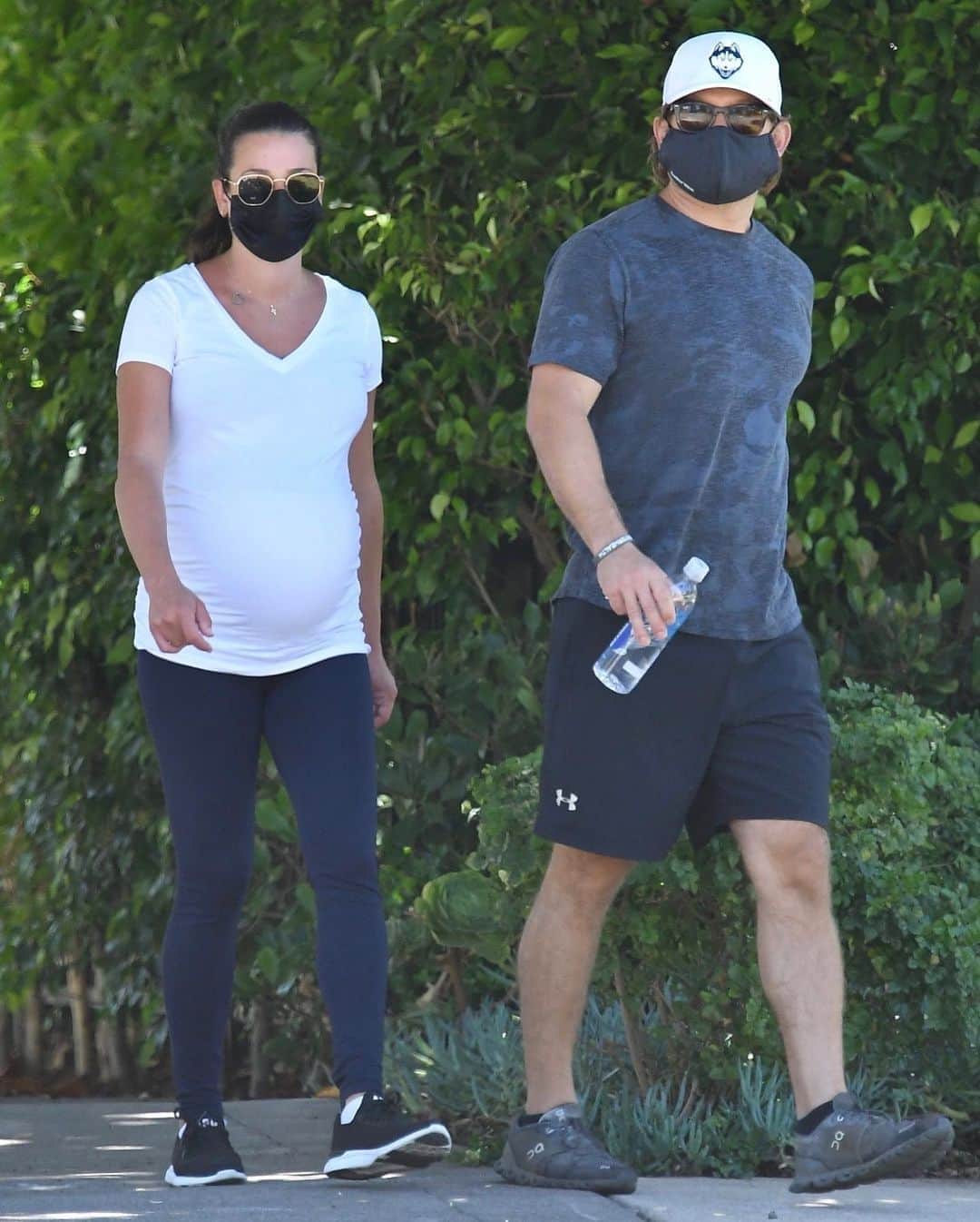 Just Jaredさんのインスタグラム写真 - (Just JaredInstagram)「A very pregnant @leamichele heads out on a morning walk with hubby Zandy Reich.  #LeaMichele #ZandyReich Photos: Backgrid」8月10日 8時28分 - justjared