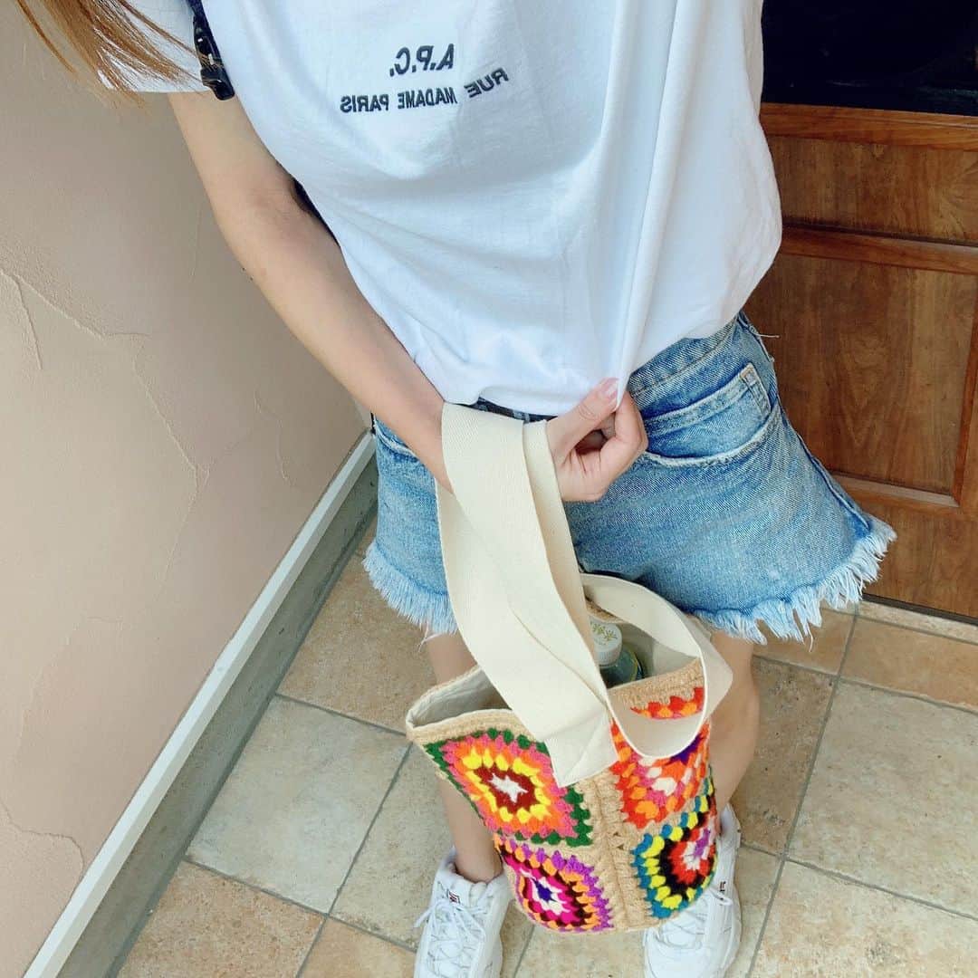 町田亜里香のインスタグラム：「ちょっと前のCODE🥺⭐︎ 最近シンプルなロゴな… @apc_paris がすきです🥺🥺 @agnesb_officiel も可愛いけど 最近はapc派になりつつある…🥱 ただね。短パンが数種類しかなくて サイズ感昔より今のほうが ウエスト大きくて買えないのよ… . . ウエスト細いパンツがある ブランドとかわかる方いたら DMでもなんでも教えてください🤔 最近は ベルシュカの一番小さいサイズを 買うことが多いです🤢 そして2枚目の写真🤳 またまたa.p.cを買いました😂 ほかにも… @stussy とかも 見たりしてます☺️☺️✨ カジュアルがすき♡ . . . #なんかまとまらない  #終わり . #ままコーデ #ママコーデ #ママ #白t #tシャツ #ショートパンツ  #カジュアルコーデ #code」