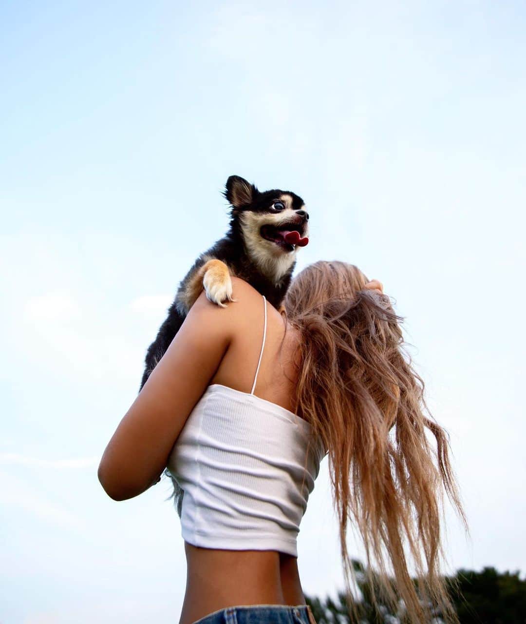 MARISのインスタグラム：「My love🦴🐕 💕 We woke up early and went to the park with bed head 🤷🏼‍♀️ 寝起きのお散歩💛 髪ボサボサ🤷🏽‍♀️」