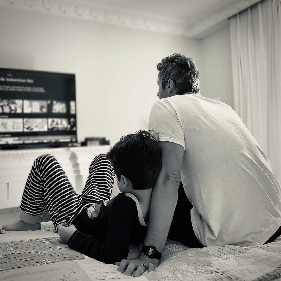 サンディさんのインスタグラム写真 - (サンディInstagram)「Os homens da minha vida.  ...  Obrigada, pai, por ser o melhor exemplo de ser-humano que um(a) filho(a) quer e precisa ter. Morro de orgulho de ser sua filha, morro de orgulho e admiração por tudo que você é. ♥️  Meu amor, você, como o melhor pai q o nosso gurizinho poderia ter, me ensina tb a ser uma mãe melhor. Obrigada por ser todo dia esse pai gigante; de carne e osso, porém, herói.  Ju, não sei como ainda me surpreendo com o pai incrível que você prova todos os dias ser. Porque você foi sempre puro amor. Eu sabia que seria o melhor pai pro meu sobrinho amado.   Amo vocês com tudo que eu sou. Feliz dia! ♥️」8月9日 23時30分 - sandyoficial