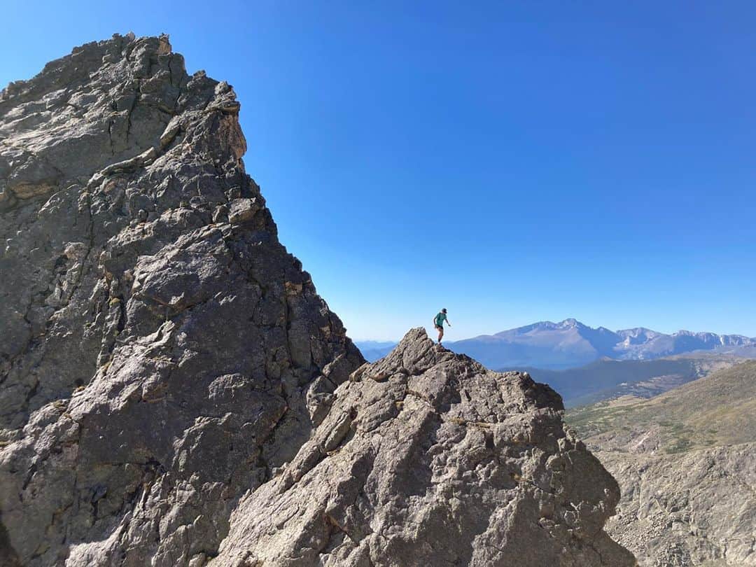 トミー・コールドウェルのインスタグラム：「Really lovely day scrambling in the mountains with my great friend and photographer @austin_siadak . This is the moment when the hunter became the hunted. I took a photo for once!  Blitzen Ridge in RMNP is definitely recommended.」