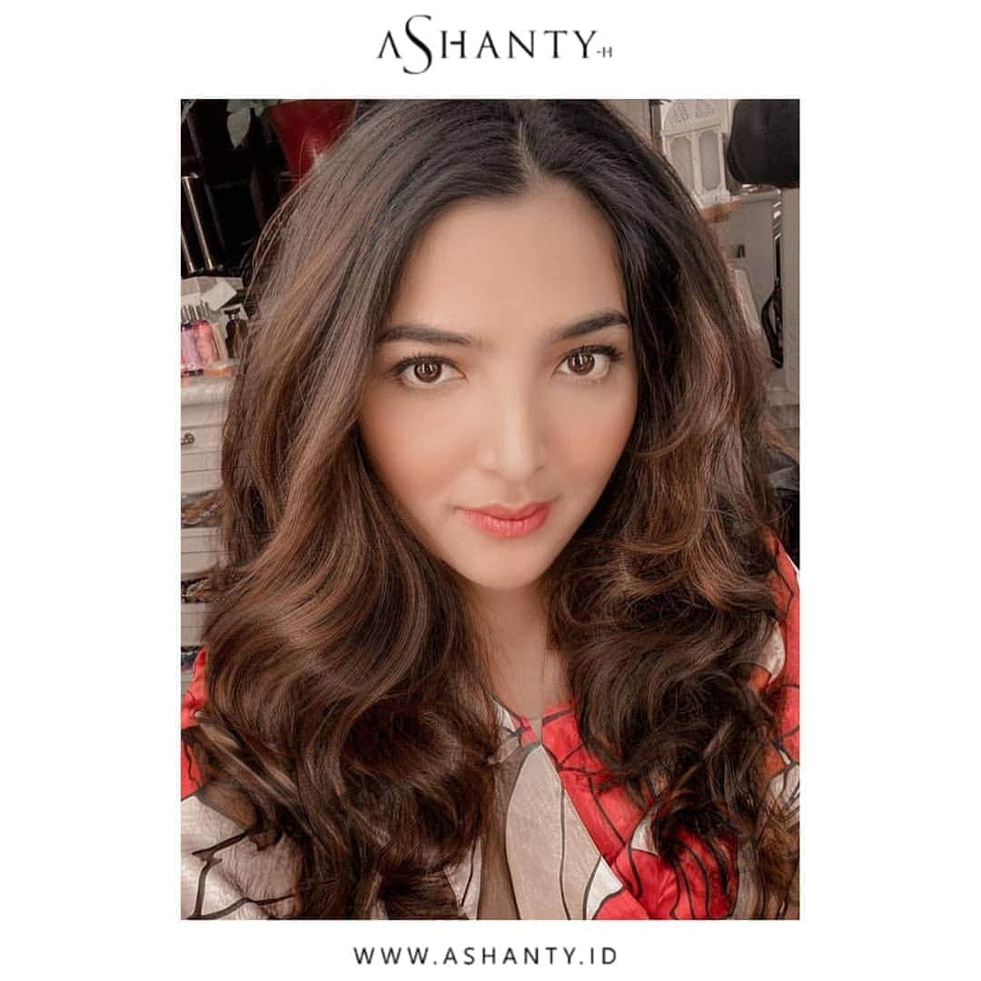 ASHANTY BEAUTY CREAM OFFICIALのインスタグラム：「Kulit wajah merupakan salah satu bagian terpenting yang harus kamu rawat dan perhatikan.  Jangan biarkan kulit wajah terlihat kusam,  kering dan mengalami penuaan dini diwaktu muda.  Pastikan kamu menggunakan cream perawatan wajah yang tepat untuk kulit wajahmu.  Gunakan Ashanty Beauty Cream yang sudah terbukti dan percaya untuk merawat kulit wajah 💖  _____________________________ Informasi dan pemesanan  Ashanty Beauty Cream Chat Via WA: 081293823950 WA: 085781140354 WA: 081287388885 WA: 087778489900 ⚡️ Fast Respons Click Link On Bio Instagram @ashantyid ❣️ ______________________________ #ashantybeautycream #creamashanty #skincareashanty #skincare #skincareartis #skincarelokal #creamwajah #creamperawatanwajah #obatjerawat #jerawat #kosmetik #krimwajah #creamwajah #whiteningcream #ashantyid #ashanty #ahha #kepastian #aurelhermansyah」