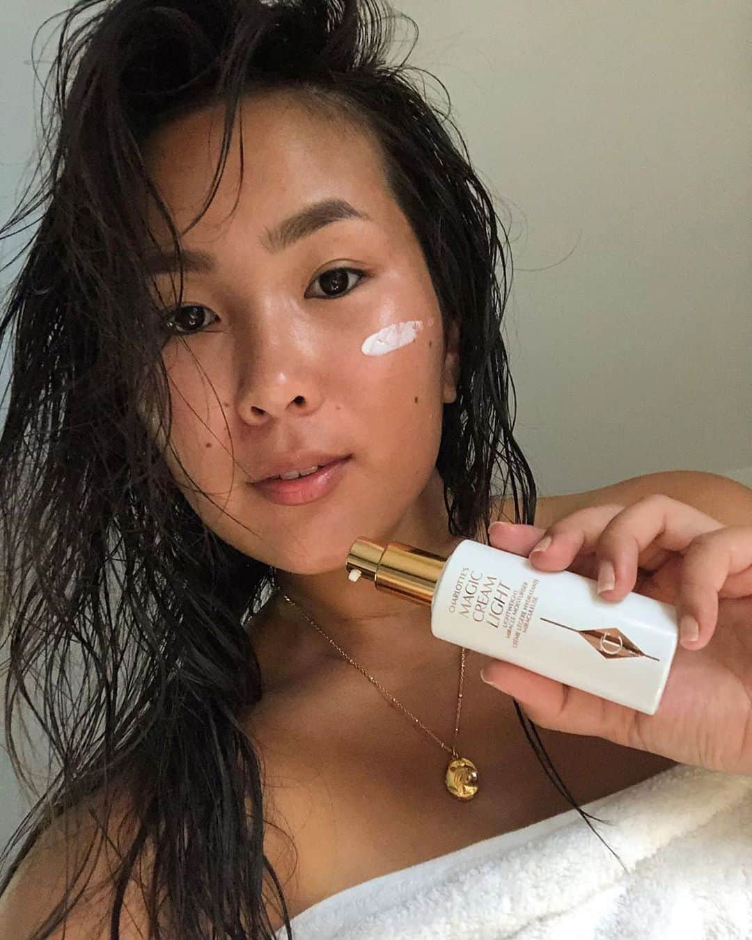 シャーロット・ティルベリーさんのインスタグラム写真 - (シャーロット・ティルベリーInstagram)「🧖🏼‍♀ SKINCARE IS SELF-CARE SUNDAY - SMOOTHER, BRIGHTER, YOUNGER-LOOKING SKIN 🧖🏼‍♀  Darlings, SUPERCHARGE your #skincareSunday routine with my LIGHTWEIGHT MOISTURISER Magic Cream Light! Suitable for ALL SKIN TYPES, Magic Cream Light delivers ADVANCED HYDRATION and TRIPLE PROTECTION from UVA/B rays, Blue Light from the sun and digital screens, and modern pollution! The LIGHTWEIGHT TEXTURE and SATIN-SMOOTH finish make it PERFECT for summer and warmer climates!! #Regram @ALINKA_ZARIPOVA.  💫ADVANCED RESULTS💫 92% AGREE SKIN LOOKS YOUNGER!* 100% BLUE LIGHT PROTECTION!** 98% AGREE SKIN FEELS NOURISHED AND HYDRATED!* 97% AGREE SKIN FEELS SMOOTHER!* 92% AGREE SKIN LOOKS AND FEELS FIRMER!* *Tested on 211 women and men over 4 weeks. **Blue Light study performed on 24 people.  #CharlotteTilbury #Skincare #SkincareSunday #MagicCreamLight」8月9日 23時38分 - charlottetilbury