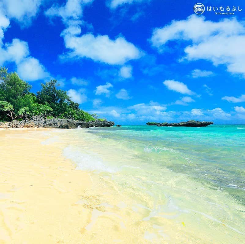 HAIMURUBUSHI はいむるぶしさんのインスタグラム写真 - (HAIMURUBUSHI はいむるぶしInstagram)「小浜島・はいむるぶしから癒しの風景をお届けします。 砂浜に打ち寄せる波音、潮風の香り、海から吹く風、全てが夏色に染まる季節… 海好きには堪らない日々が続きます。 #沖縄 #八重山諸島 #海好き #波音 #潮騒 #小浜島 #リゾート #ホテル #はいむるぶし」8月9日 23時40分 - haimurubushi_resorts