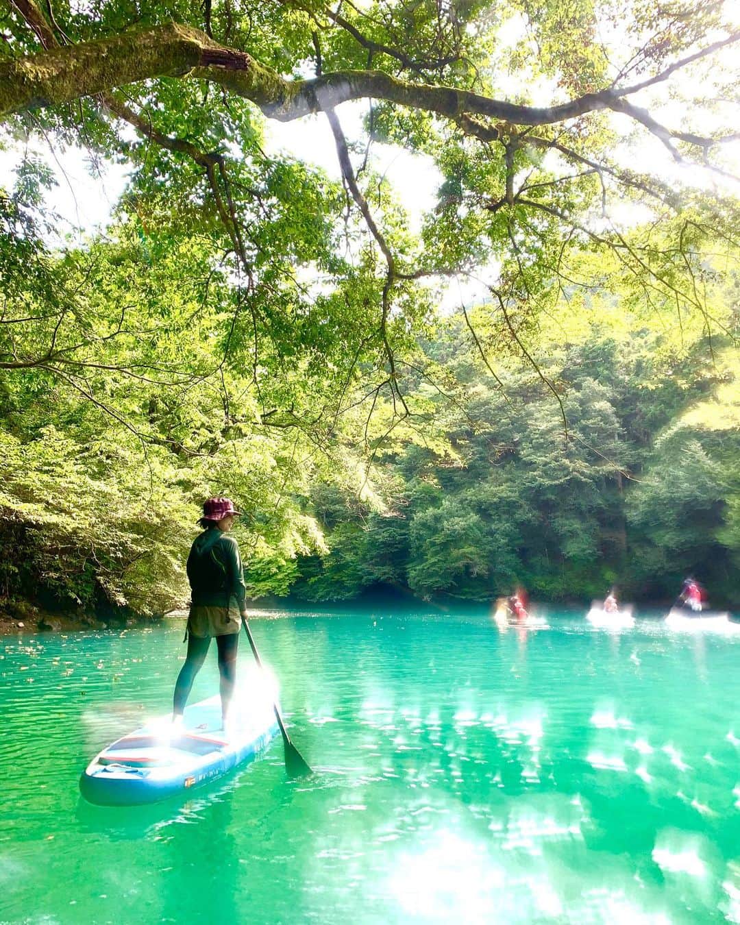 のインスタグラム：「いつぞやの四万湖！子どもたちを見守るお母さんがとてもステキで思わず撮った写真！ 四万湖いいとこ…一緒にSUPしよー。  #スタンドアップパドル #rlabo #sup」