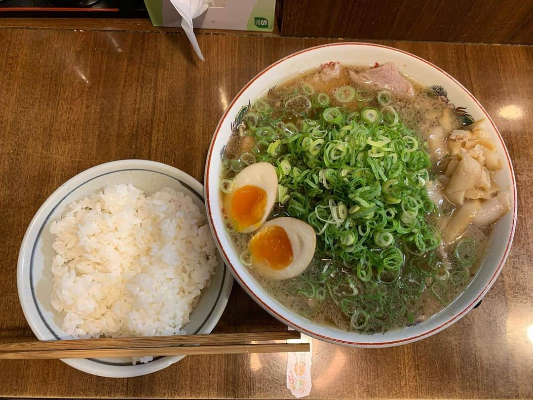 寺内ゆうきさんのインスタグラム写真 - (寺内ゆうきInstagram)「#新宿御苑前#ラーメン#第一旭 大盛りチャーシュー麺 九条ネギ 味玉 シロ(脂身チャーシュー) 並ライス  #京都の名店を新宿で食べる #呼んだら来てくれました #キリッとした醤油スープと脂がマッチしてコクうなぎ上り #薄切りの柔らかチャーシューと歯応え残るシロという脂身 #鉄コン筋クリート思い出す #大盛りでも足りない  #九条ネギと味玉の加点で120点 #ライス1杯じゃ足りなくておかわり半ライス #麺食べ切って残ったチャーシュー味玉丼 #豆板醤めっちゃ合うじゃん #お前とお前って友達だったのってなるやつ #ライス頼むと出てくる漬け物も乗っけて #エンドロールの後にアフターエピソードがある映画くらいなんかうれしい #うますぎた玄白」8月9日 23時41分 - tera____