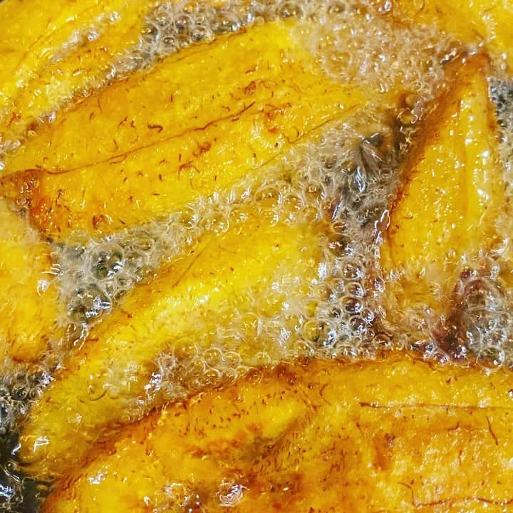 ケリスのインスタグラム：「Maduros for breakfast . What are you having this Sunday ? Check out this weeks GOLD MINE BOX go to bountyandfull.com #cheflife #goodfood #foodie #BIPOC #farmer #farmfresh #homegrown #quarentine #brunch #breakfast #summertime #tropical #foodporn @bountyandfull it’s a lifestyle」