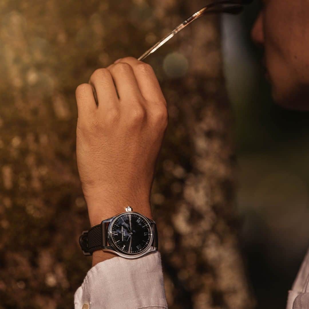 のインスタグラム：「Sunglasses ✅  Vitality Smartwatch ✅  Looks like someone is ready for the summer ! #FrederiqueConstant #VitalitySmartwatch #AccessibleLuxury Check our bio to find out more about this watch. ⌚ Smartwatch Gents Vitality」