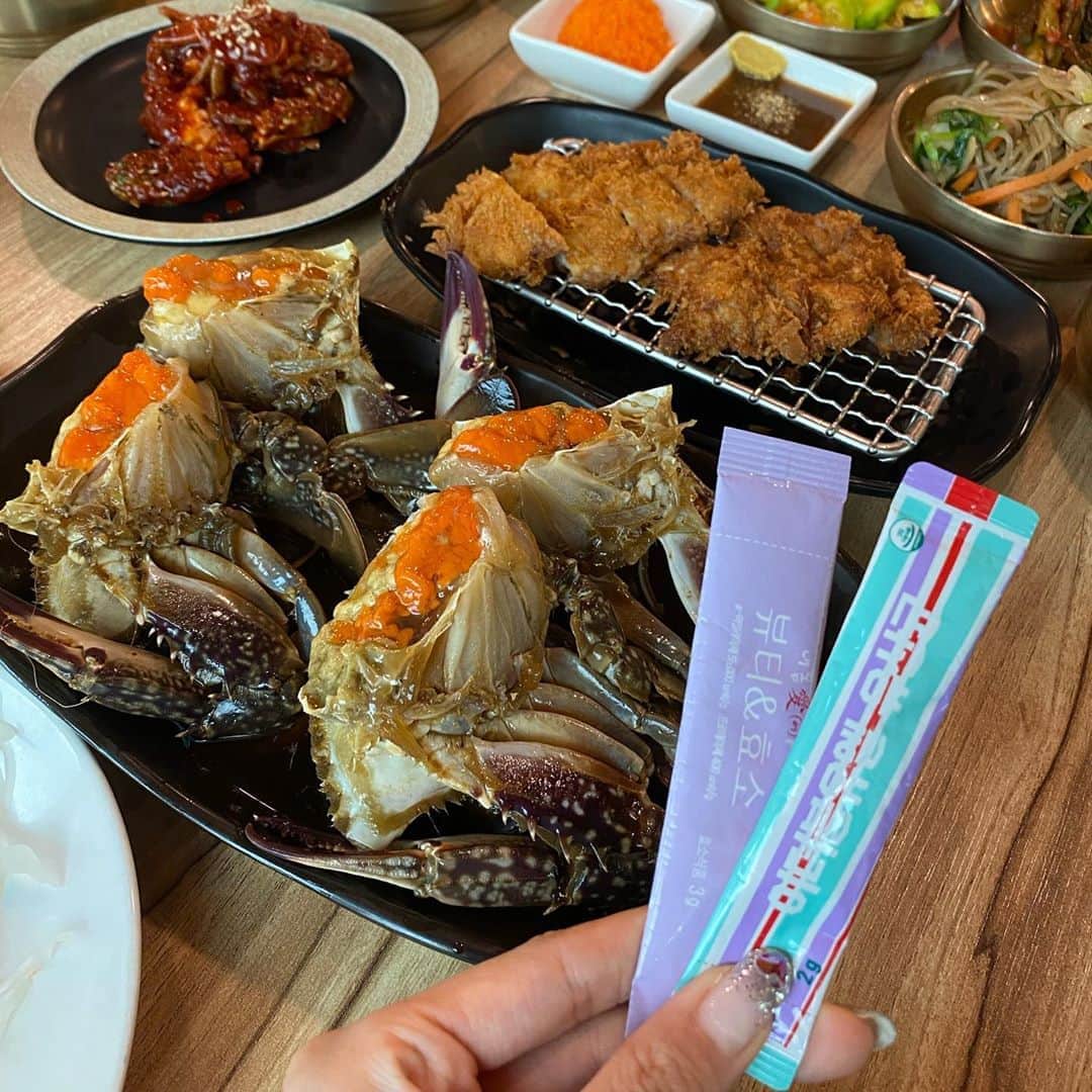 Hyemiさんのインスタグラム写真 - (HyemiInstagram)「뷰티효소 공구오픈💜💜 ⠀ 특별한 구성 ✔️뷰티효소 30포구매시 유산균30포 증정! ⠀ 증정해 드리는 EWL 유산균은 ‼️유통 기한 내 보장균 수 10억 보장 ‼️ ⠀ 합성물질 무첨가! 이더블유엘 유산균은 개발 진행 당시부터 영 유아, 청소년, 성인 등 남녀노소를 불문하고 온가족이 꾸준하고 건강하게 섭취할 수 있는 유산균을 만들기 위하여 합성착색료, 착향료, 부형제, 방부제, 산화방지제 등의 인위적인 합성물질을 모두 배제하여 만들어 낸 우리 가족을 위한 건강한 유산균 입니다. 이더블유엘 유산균은 합성, 인공 향료와 착색료를 배제하고, 딸기, 복분자의 고유의 맛을 느낄 수 있도록 과일의 분말 가루만을 함유하여 과일 특유의 맛을 유지할 수 있도록 하였습니다. 특히 분말형태의 가공식품류의 응고 방지를 위하여 함유하는 합성 부형제인 이산화규소, HPMC, 스테아린산마그네슘을 완전히 배제 하였습니다. 그러므로 섭취 시 분말가루가 덩어리진 상태는 합성 부형제를 투입하지 않아 자연적으로 뭉침 현상이 발생하는 것은 제품의 이상이나 문제가 없는 것이니 안심하고 섭취 하시길 바랍니다. ⠀ ✅여성 질 유래 유산균 3종 락토바실러스 퍼멘툼 락토바실러스 플란타룸 락토바실러스 살리바리우스 ⠀ 여성 질에서 분리한 유산균으로 여성 질 건강에 도움 - 세균성 질염, 트리코모나스 질염, 칸디다성 질염 예방에 탁월 ⠀ ✅김치유산균 - 한국특허 한국인의 힘 !!! 한국인의 장에 맞는 김치유산균으로 장 건강을 케어 하세요 한국인들은 예로부터 오늘날까지 김치, 청국장, 된장 등의 발효음식을 즐겨 먹습니다. 특히 김치는 전통 발효식품의 대명사로 유산균의 보고(寶庫) 입니다. 또한, 발효되어진 김치 속에는 유산균 뿐만 아니라 효소 또한 풍부하게 들어있어 한국인의 장을 건강하게 지켜주는 안성맞춤 건강기호식품입니다. ⠀ 김치 특허 유산균 과거에는 김치 속에 유산균이 위산에 의해 장까지 도달하지 못하였습니다. 하지만,다양한 연구 개발을 통하여 김치 속 유산균이 장까지 안전하게 안착하여 장 건강을 도와줄 수 있도록 특허 기술이 개발되었습니다. 김치 유산균이 함유되어 있는 제품을 선택할 시에는 반드시 김치 특허 여부를 확인하시기 바랍니다. ⠀ ✅모유유래 유산균 임산부, 산모, 모유수유를 고려하는 분들의 감염성 질환 억제 및 면역 증진에 탁월 ⠀ ✅이더블유엘 유산균은 건강기능식품입니다. 건강기능식품을 제조할 수 있는 GMP시설을 갖춘 전문업체에서 엄선된 원료와 체계적인 시스템, 청결 관리되는 시설에서 철저한 관리, 감독하에 제작되고 있습니다. 또한, 식약처 품목제조신고 후 자가품질테스트와 신고, 건강기능식품 이력추적 등을 통한 체계적이고 투명한 절차를 진행하 고 있습니다. * 반드시 건강기능식품, GMP시설 마크를 확인하세요 !!! ⠀ ⠀ ✅유산균을 먹어야하는 이유 장이 튼튼, 건강해야 우리 몸이 건강 해집니다 장은 우리 몸에서 가장 중요한 장기이며, 그 속에는 우리 몸에 필요한 대부분의 면역세포들이 존재합니다. (약 60% 이상) 이러한 면역세포들은 외부로부터 침투되는 각종 유해 바이러스들로부 터 우리 몸을 지켜주는 역할을 합니다 ⠀ 장 내 유익균과 유해균 밸런스의 중요성 현대인들의 서구화되고 불규칙한 식습관으로 인하여 장 내 균들의 불균형이 나타나며, 나이가 들수록 장 내 유익균은 줄어들고 유해균이 많아지게 됩니다. 이를 막아주기 위해서 건강한 유산균을 섭취하여 유익균은 늘리고 유해균을 없애 주어야 합니다 ⠀ ✅찰떡궁합 발효효소 + 유산균 발효효소에는 다양한 성분들이 함유되어 있습니다. 그 중 과일과 채소에는 유산균의 먹이가 되는 다양한 프리바이오틱스가 존재합니다. 이처럼 발효효소 + 유산균(신바이오틱스)를 같이 섭취하게 될 경우 효소를 통한 소화, 대사작용은 물론, 유산균이 장 까지 도달하여 유익균을 번식시키게 되며 효소와 유산균에 포함되어 있는 유익균의 먹이 = 풍부한 프리바이오틱스가 지속적으로 공급되어 현대인들의 불규 칙한 식습관으로 인한 소화불량, 장 건강을 돕는 시너지 효과를 얻을 수 있습니다. 효소와 유익균은 나이가 들수록, 시간이 지날수록 그 수가 줄어들게 되므로, 꾸준하게 체내에 보충을 해주어야 합니다. 하지만, 효소와 유산균이 들어있는 음식을 매번 충분히 섭취하기는 어려운 상황입니다. 그러니 효소와 유산균이 모두 들어있는 제품을 통하여 우리의 건강을 스스로 지켜야 할 때입니다. ⠀」8月9日 23時54分 - hinzajoa