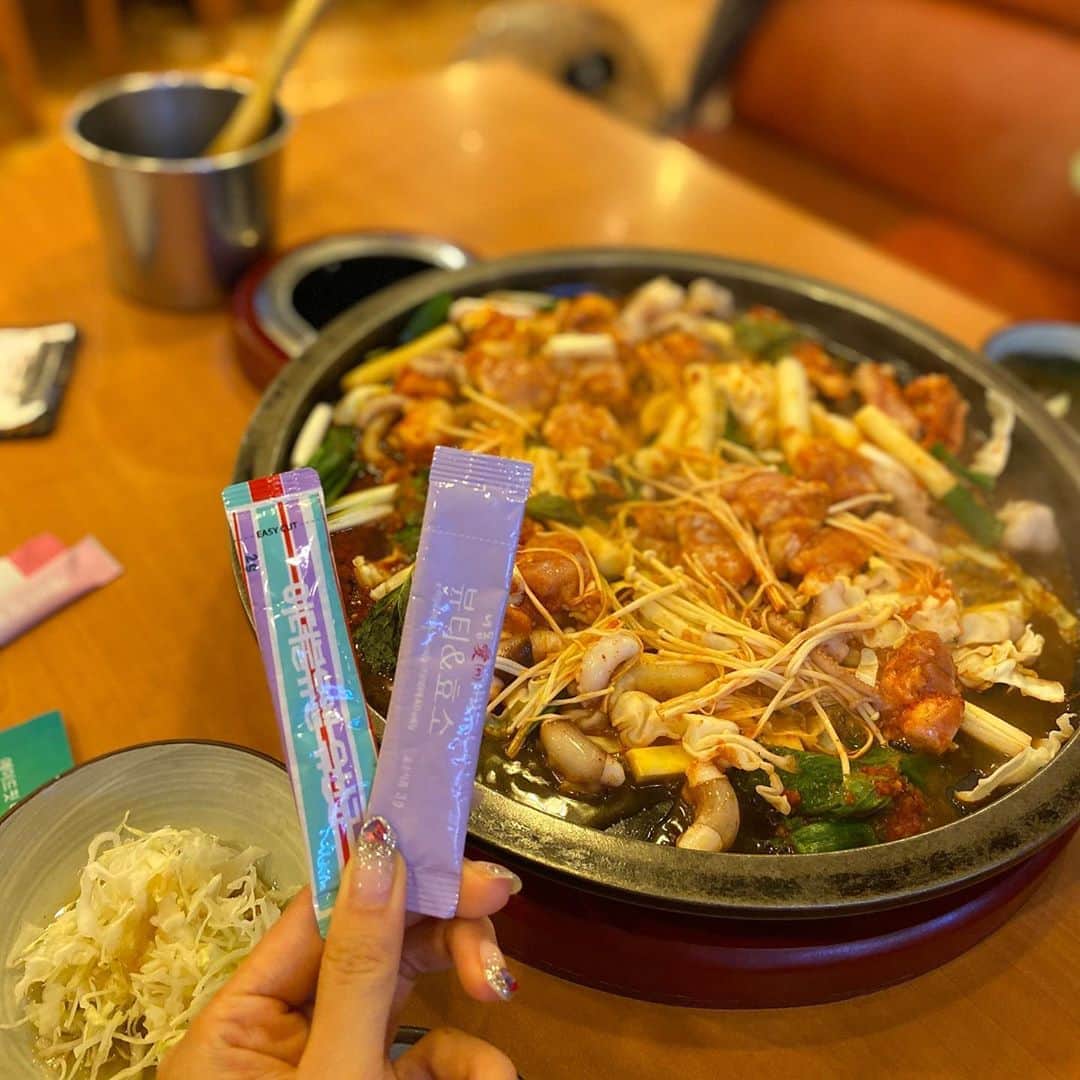 Hyemiさんのインスタグラム写真 - (HyemiInstagram)「뷰티효소 공구오픈💜💜 ⠀ 특별한 구성 ✔️뷰티효소 30포구매시 유산균30포 증정! ⠀ 증정해 드리는 EWL 유산균은 ‼️유통 기한 내 보장균 수 10억 보장 ‼️ ⠀ 합성물질 무첨가! 이더블유엘 유산균은 개발 진행 당시부터 영 유아, 청소년, 성인 등 남녀노소를 불문하고 온가족이 꾸준하고 건강하게 섭취할 수 있는 유산균을 만들기 위하여 합성착색료, 착향료, 부형제, 방부제, 산화방지제 등의 인위적인 합성물질을 모두 배제하여 만들어 낸 우리 가족을 위한 건강한 유산균 입니다. 이더블유엘 유산균은 합성, 인공 향료와 착색료를 배제하고, 딸기, 복분자의 고유의 맛을 느낄 수 있도록 과일의 분말 가루만을 함유하여 과일 특유의 맛을 유지할 수 있도록 하였습니다. 특히 분말형태의 가공식품류의 응고 방지를 위하여 함유하는 합성 부형제인 이산화규소, HPMC, 스테아린산마그네슘을 완전히 배제 하였습니다. 그러므로 섭취 시 분말가루가 덩어리진 상태는 합성 부형제를 투입하지 않아 자연적으로 뭉침 현상이 발생하는 것은 제품의 이상이나 문제가 없는 것이니 안심하고 섭취 하시길 바랍니다. ⠀ ✅여성 질 유래 유산균 3종 락토바실러스 퍼멘툼 락토바실러스 플란타룸 락토바실러스 살리바리우스 ⠀ 여성 질에서 분리한 유산균으로 여성 질 건강에 도움 - 세균성 질염, 트리코모나스 질염, 칸디다성 질염 예방에 탁월 ⠀ ✅김치유산균 - 한국특허 한국인의 힘 !!! 한국인의 장에 맞는 김치유산균으로 장 건강을 케어 하세요 한국인들은 예로부터 오늘날까지 김치, 청국장, 된장 등의 발효음식을 즐겨 먹습니다. 특히 김치는 전통 발효식품의 대명사로 유산균의 보고(寶庫) 입니다. 또한, 발효되어진 김치 속에는 유산균 뿐만 아니라 효소 또한 풍부하게 들어있어 한국인의 장을 건강하게 지켜주는 안성맞춤 건강기호식품입니다. ⠀ 김치 특허 유산균 과거에는 김치 속에 유산균이 위산에 의해 장까지 도달하지 못하였습니다. 하지만,다양한 연구 개발을 통하여 김치 속 유산균이 장까지 안전하게 안착하여 장 건강을 도와줄 수 있도록 특허 기술이 개발되었습니다. 김치 유산균이 함유되어 있는 제품을 선택할 시에는 반드시 김치 특허 여부를 확인하시기 바랍니다. ⠀ ✅모유유래 유산균 임산부, 산모, 모유수유를 고려하는 분들의 감염성 질환 억제 및 면역 증진에 탁월 ⠀ ✅이더블유엘 유산균은 건강기능식품입니다. 건강기능식품을 제조할 수 있는 GMP시설을 갖춘 전문업체에서 엄선된 원료와 체계적인 시스템, 청결 관리되는 시설에서 철저한 관리, 감독하에 제작되고 있습니다. 또한, 식약처 품목제조신고 후 자가품질테스트와 신고, 건강기능식품 이력추적 등을 통한 체계적이고 투명한 절차를 진행하 고 있습니다. * 반드시 건강기능식품, GMP시설 마크를 확인하세요 !!! ⠀ ⠀ ✅유산균을 먹어야하는 이유 장이 튼튼, 건강해야 우리 몸이 건강 해집니다 장은 우리 몸에서 가장 중요한 장기이며, 그 속에는 우리 몸에 필요한 대부분의 면역세포들이 존재합니다. (약 60% 이상) 이러한 면역세포들은 외부로부터 침투되는 각종 유해 바이러스들로부 터 우리 몸을 지켜주는 역할을 합니다 ⠀ 장 내 유익균과 유해균 밸런스의 중요성 현대인들의 서구화되고 불규칙한 식습관으로 인하여 장 내 균들의 불균형이 나타나며, 나이가 들수록 장 내 유익균은 줄어들고 유해균이 많아지게 됩니다. 이를 막아주기 위해서 건강한 유산균을 섭취하여 유익균은 늘리고 유해균을 없애 주어야 합니다 ⠀ ✅찰떡궁합 발효효소 + 유산균 발효효소에는 다양한 성분들이 함유되어 있습니다. 그 중 과일과 채소에는 유산균의 먹이가 되는 다양한 프리바이오틱스가 존재합니다. 이처럼 발효효소 + 유산균(신바이오틱스)를 같이 섭취하게 될 경우 효소를 통한 소화, 대사작용은 물론, 유산균이 장 까지 도달하여 유익균을 번식시키게 되며 효소와 유산균에 포함되어 있는 유익균의 먹이 = 풍부한 프리바이오틱스가 지속적으로 공급되어 현대인들의 불규 칙한 식습관으로 인한 소화불량, 장 건강을 돕는 시너지 효과를 얻을 수 있습니다. 효소와 유익균은 나이가 들수록, 시간이 지날수록 그 수가 줄어들게 되므로, 꾸준하게 체내에 보충을 해주어야 합니다. 하지만, 효소와 유산균이 들어있는 음식을 매번 충분히 섭취하기는 어려운 상황입니다. 그러니 효소와 유산균이 모두 들어있는 제품을 통하여 우리의 건강을 스스로 지켜야 할 때입니다. ⠀」8月9日 23時54分 - hinzajoa