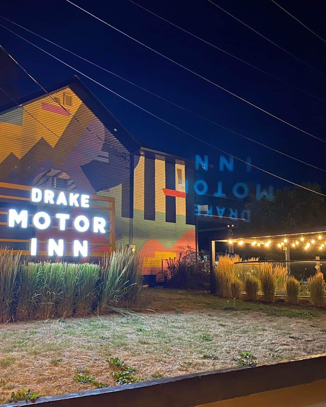 キャロライン・ヴリーランドさんのインスタグラム写真 - (キャロライン・ヴリーランドInstagram)「Perfect weekend @thedrake Motor Inn i especially loved drinking the wine from this region 🤍 thanks for having us 🏕🛣 🏖」8月9日 23時55分 - carolinevreeland