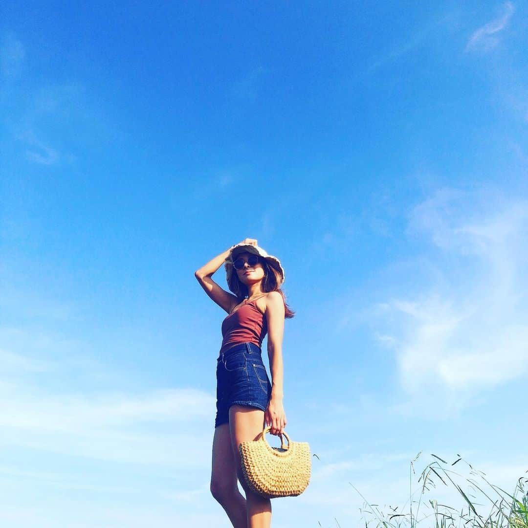 のインスタグラム：「夏やっと来たーーーー！ 夏したい事list★  ✱海に行く ✱BBQする ✱水着たくさん着る ✱旅行いく ✱tiktok20万人いく  全部できるかなぁ？？？  #tiktokjapan  #2020 #目標設定」